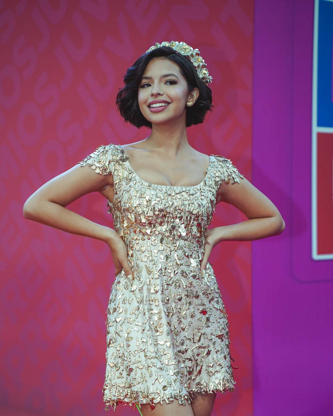 Ángela Aguilar lució un vestido con más de 2 mil “milagritos mexicanos” en  los Premios Juventud - Infobae