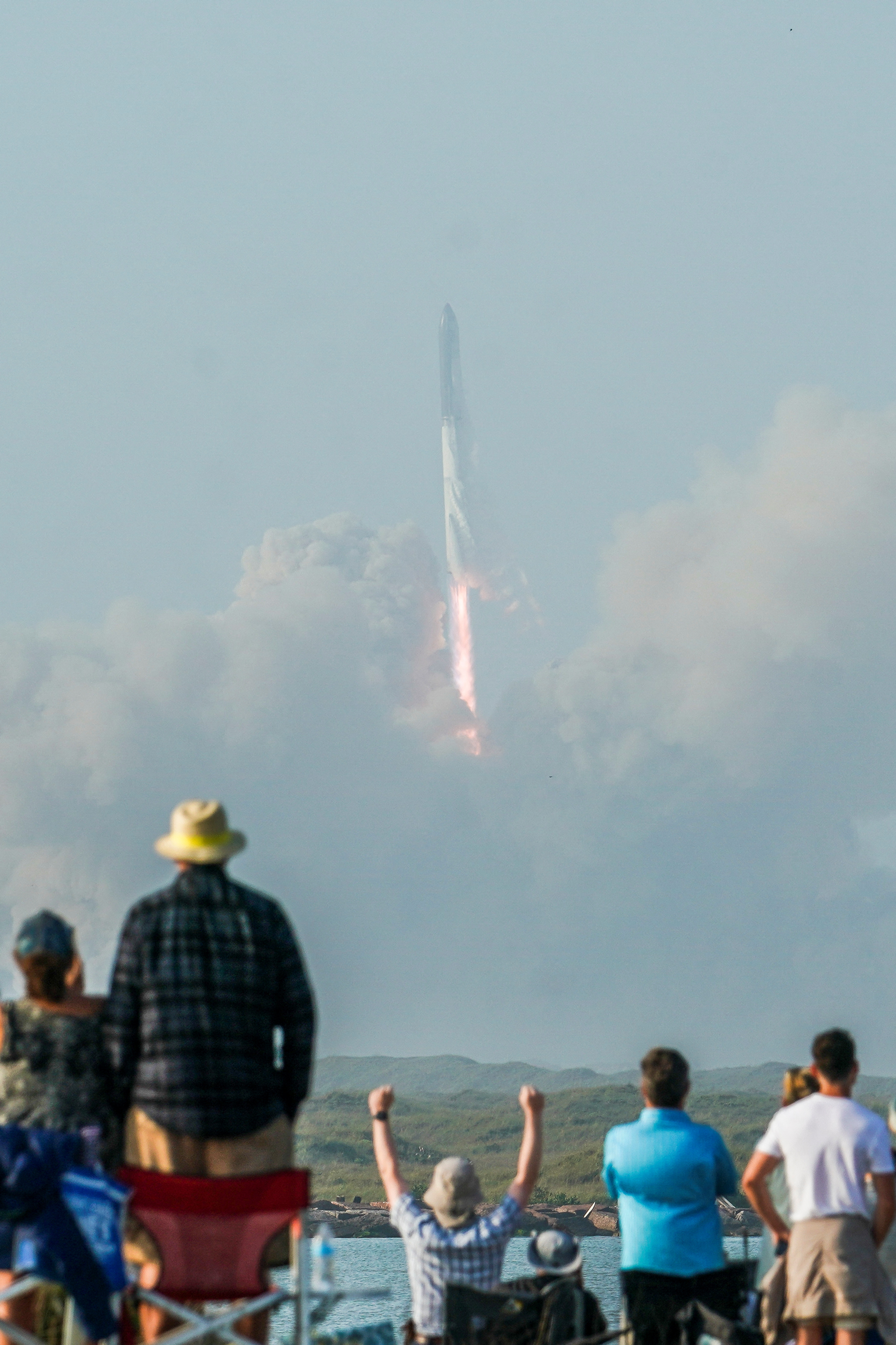El lanzamiento observado desde las cercanías de la base (Reuters)