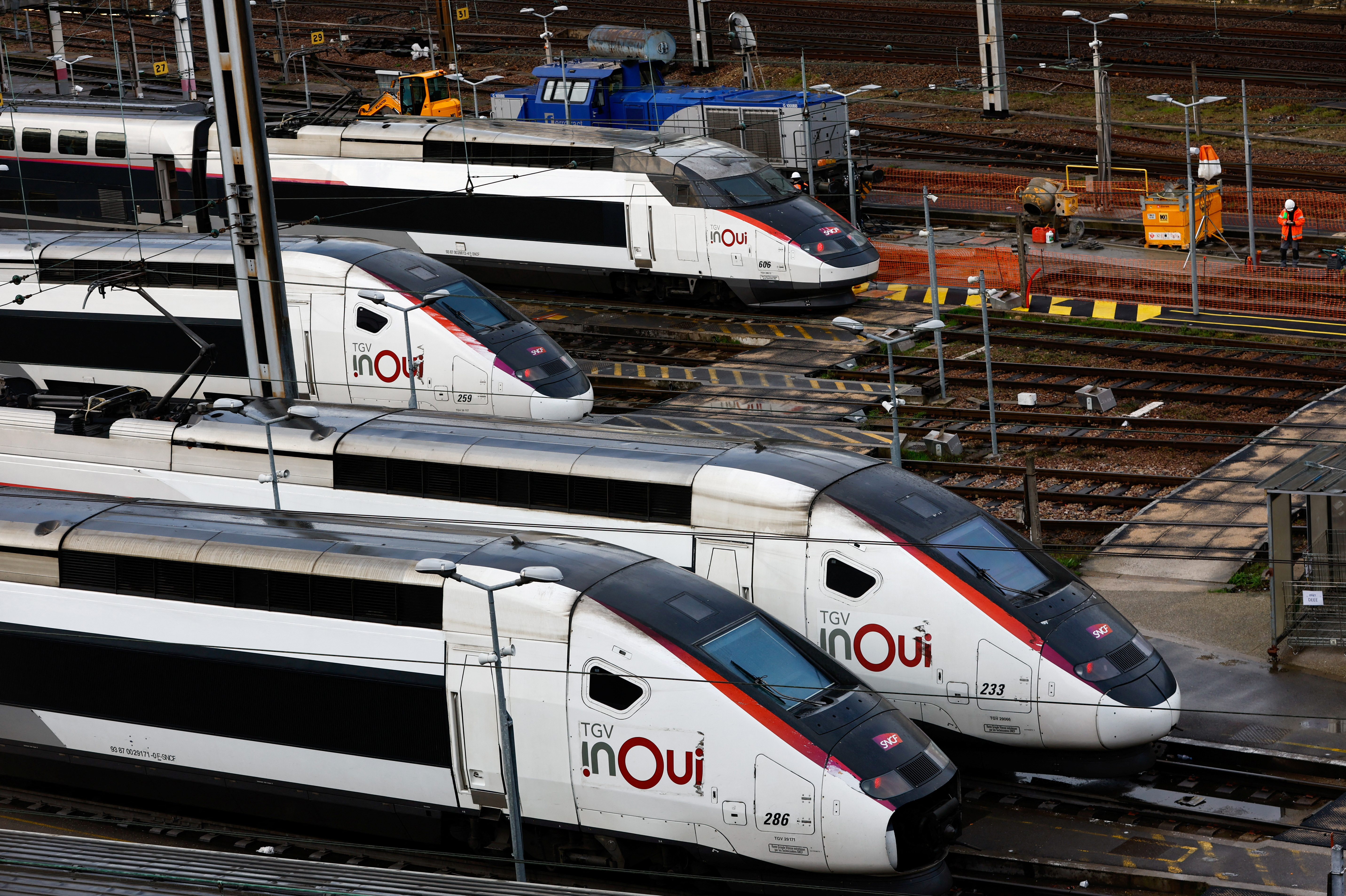 Trabajadores caminan junto a trenes de alta velocidad aparcados en una estación de la SNCF en Charenton-le-Pont, cerca de París, mientras los sindicatos franceses evalúan una huelga de dos días en febrero (REUTERS/Gonzalo Fuentes)
