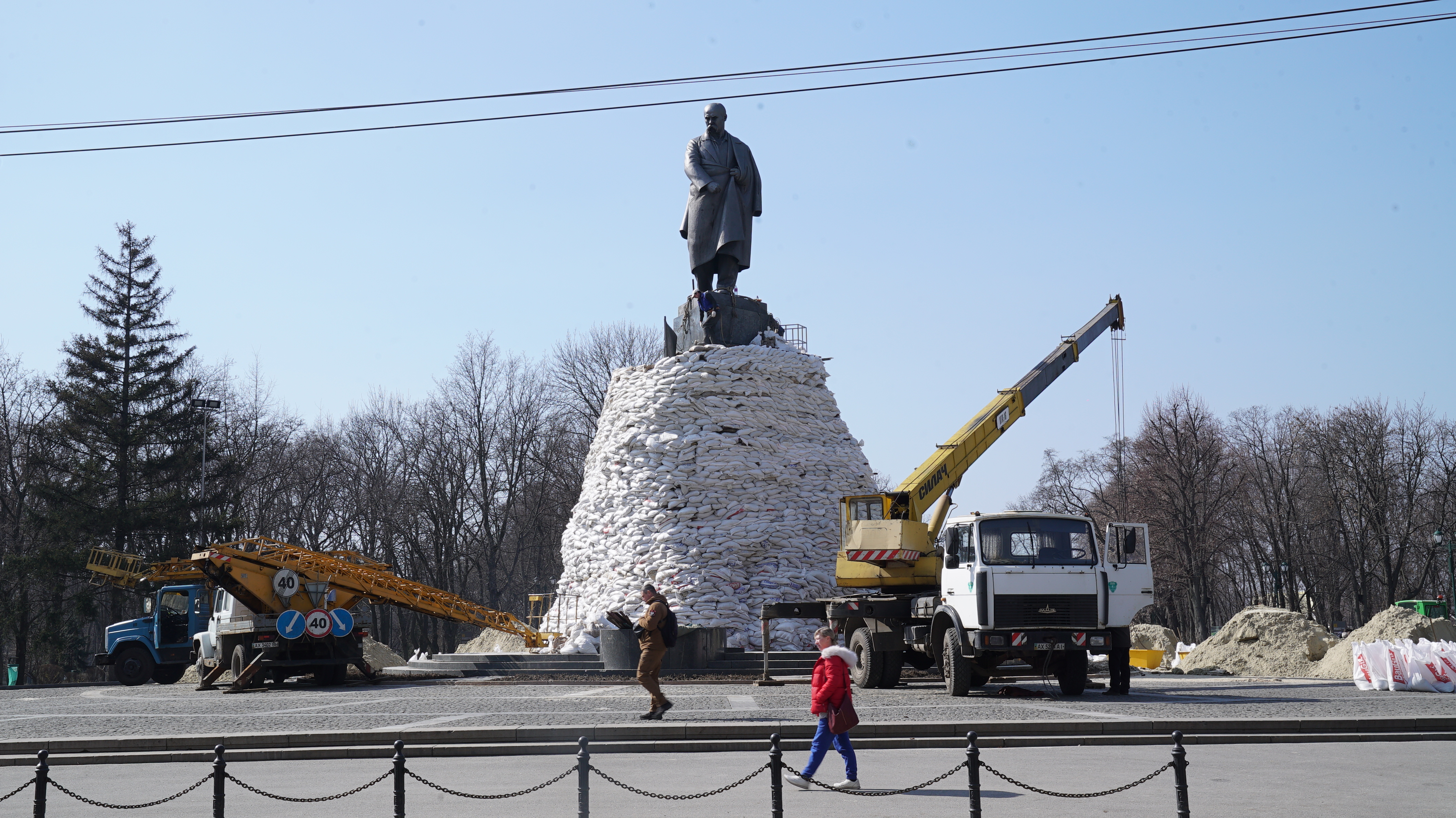 Pobladores protegen la estatua del poeta Taras Shevchenko (Joaquín Sánchez Mariño)