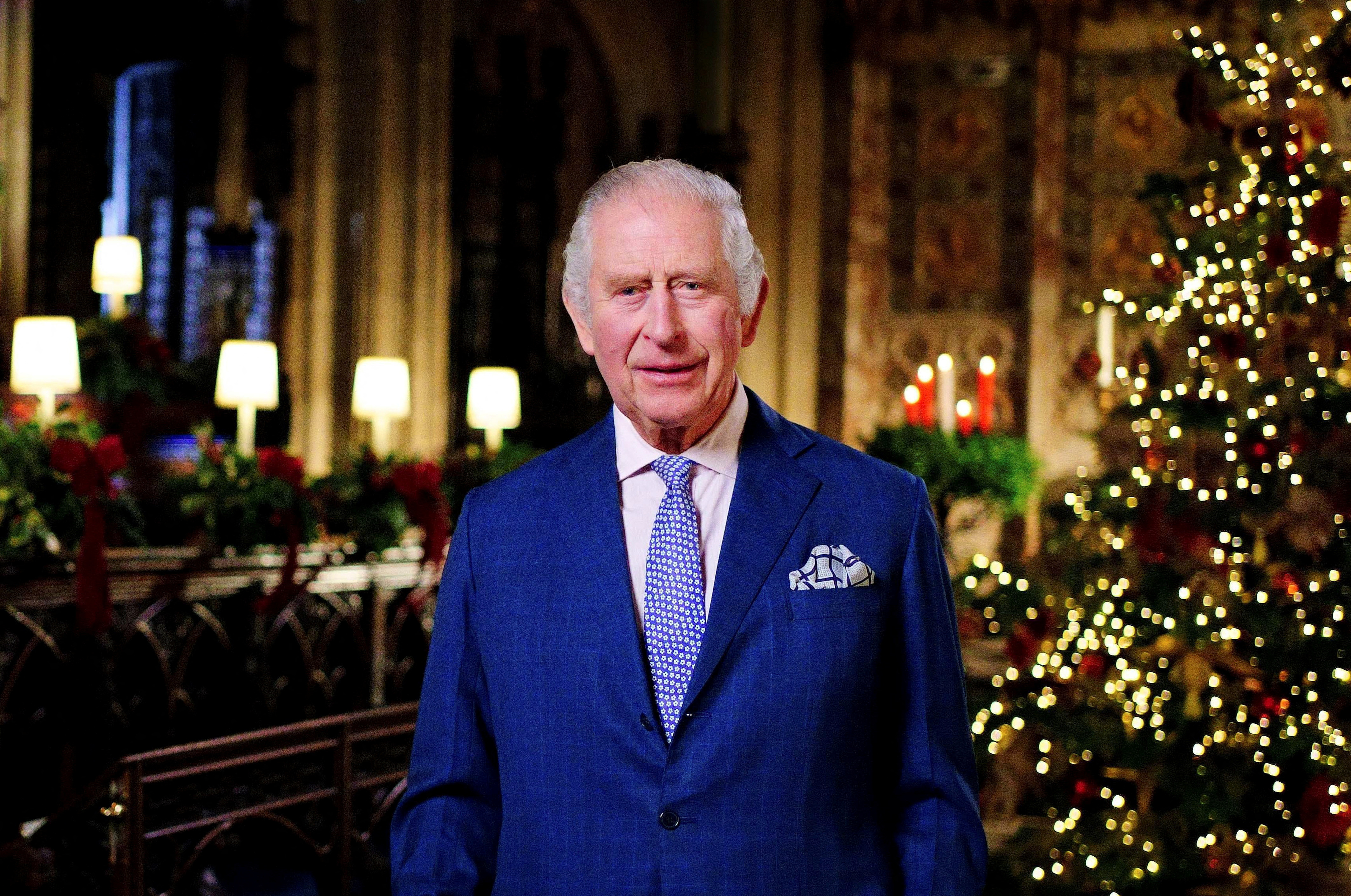 Según la residencia oficial de la familia real británica, los materiales que se han utilizado para decorar el árbol de Navidad incluyen papel y vidrio, así como productos naturales como piñas. (Victoria Jones/Pool via REUTERS)
