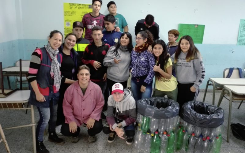 Estudiantes de Mar de Ajó, con los cestos para la basura que fabricaron. (Imagen: gentileza)