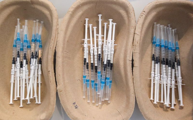 El estudio se difundió pocos días después de otra investigación preliminar del Centro Médico Sheba israelí, que aseguró que la cuarta dosis es solo "parcialmente efectiva" ante la variante Ómicron (REUTERS)