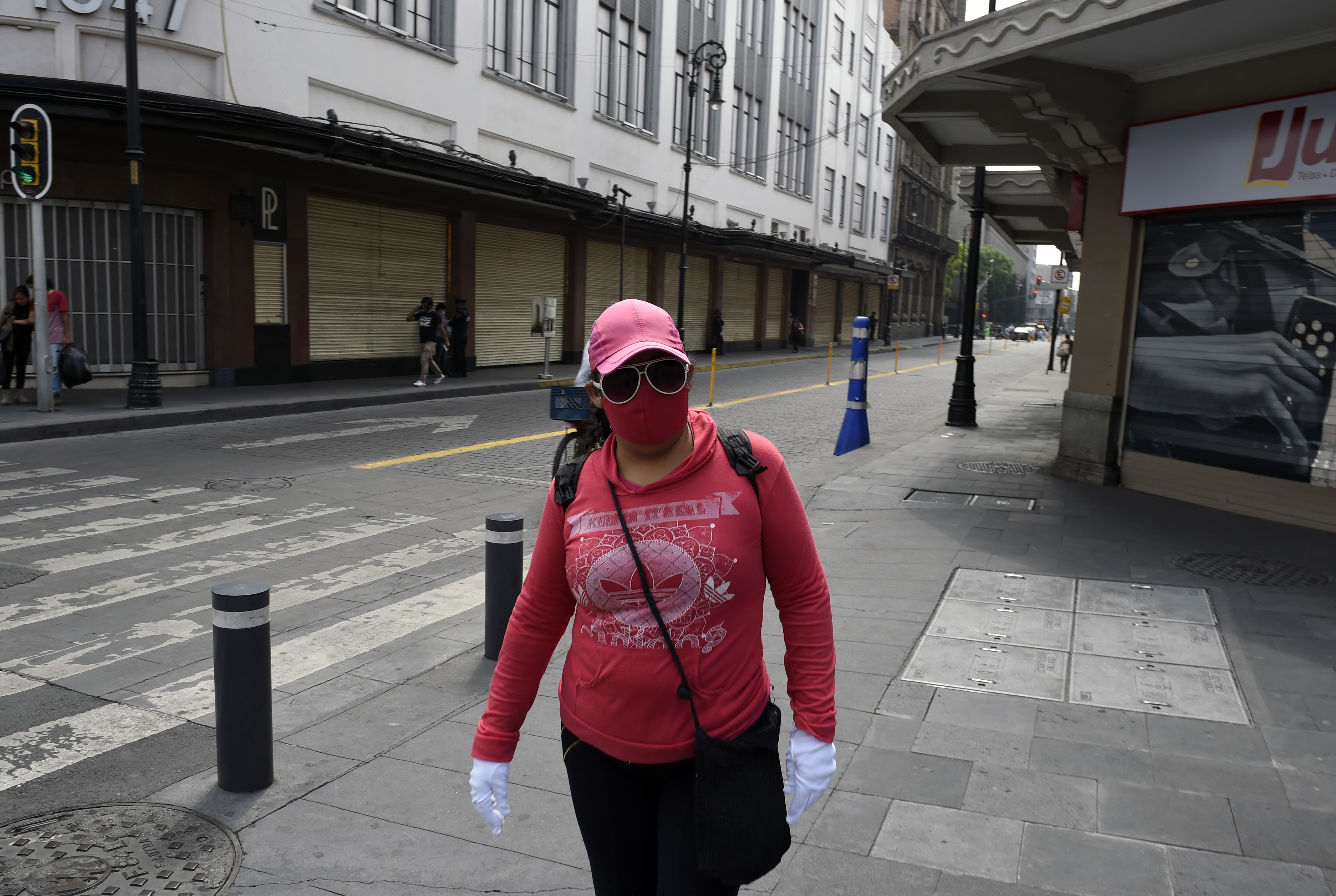 Una mujer camina por una calle del centro histórico de la Ciudad de México habilitada para ciclistas y peatones, como parte de las medidas de reapertura adoptadas por el gobierno el 29 de junio de 2020 durante la pandemia de COVID-19. (Foto: ALFREDO ESTRELLA / AFP)