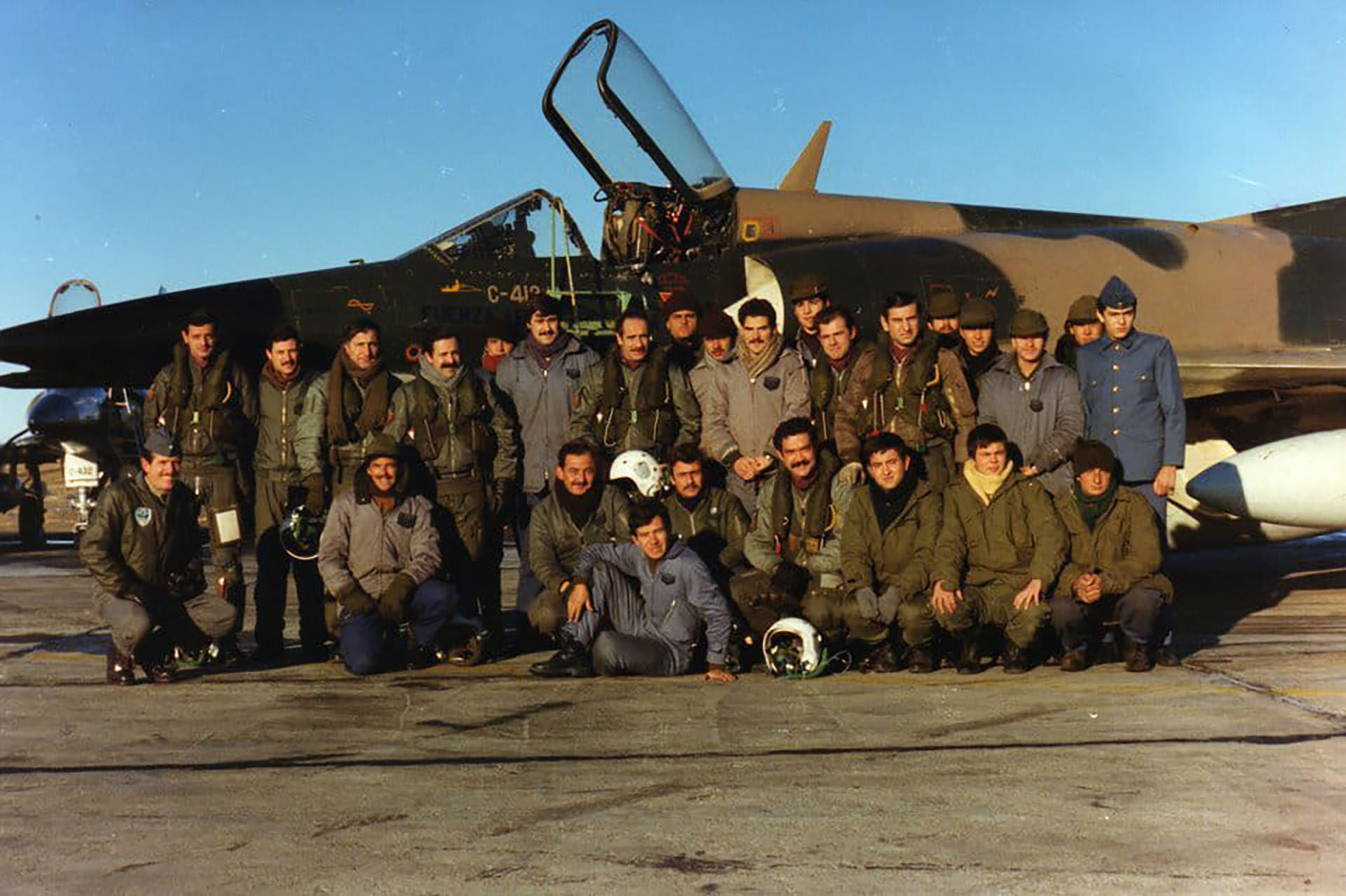 Pilotos, mecánicos, técnicos y soldados del Escuadrón M5 Dagger antes de una de las misiones en Comodoro Rivadavia. Las acciones de los pilotos de la Fuerza Aérea y de la Aviación Naval fueron la mayor preocupación de los británicos. 
