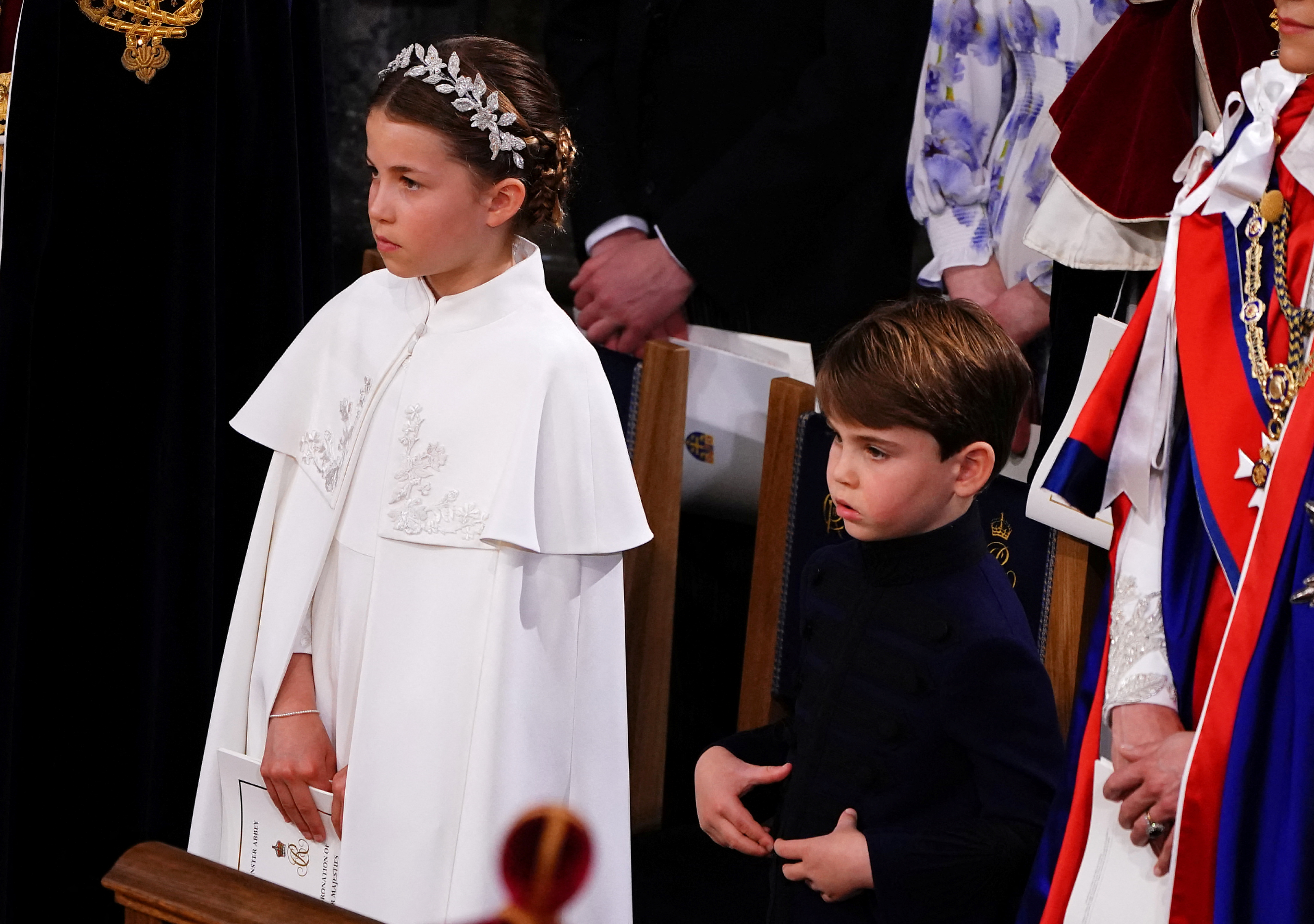 Charlotte y el príncipe Louis durante la ceremonia de coronación de su abuelo.  Yui Mok/Pool via REUTERS