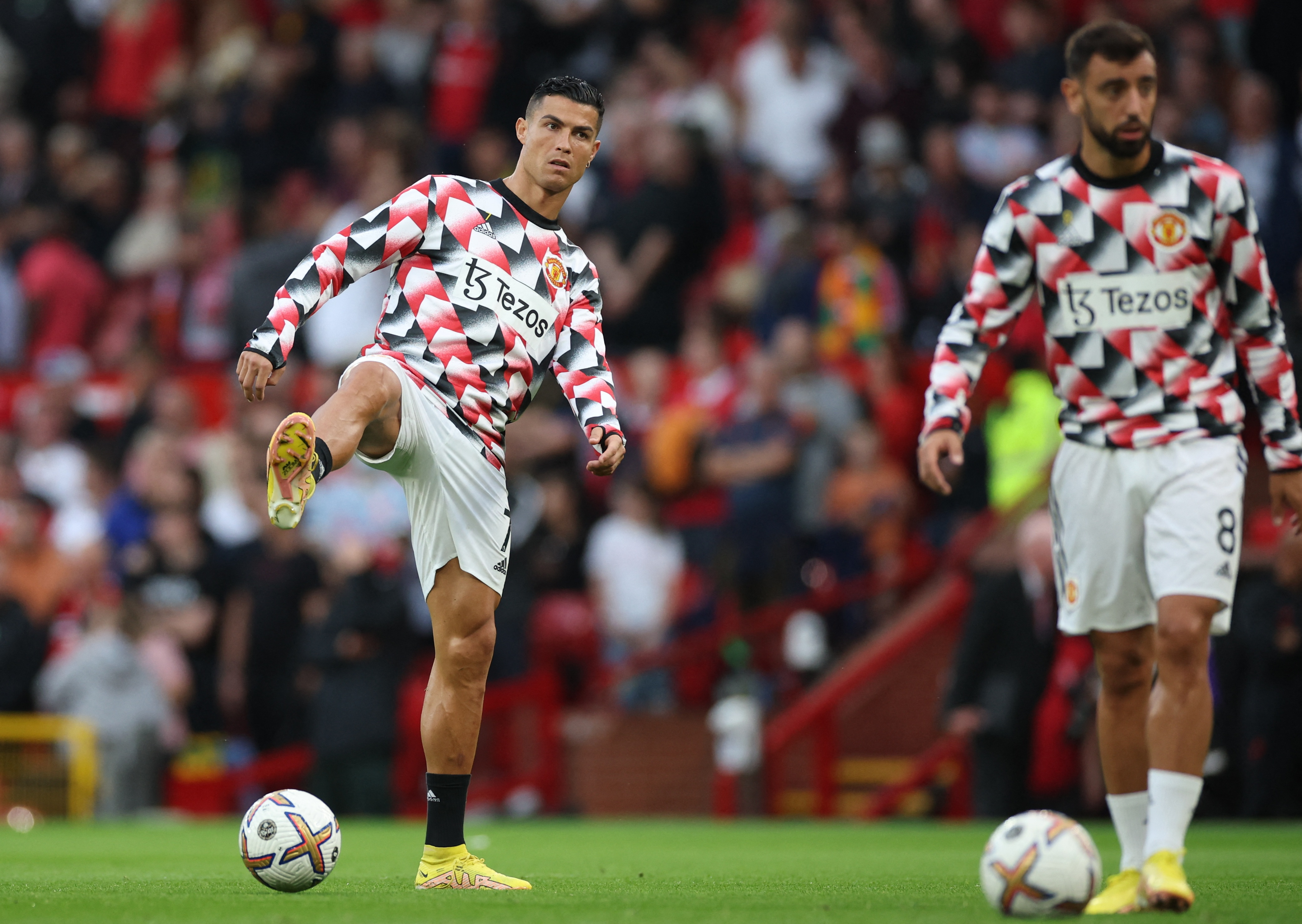 Cristiano Ronaldo, en el calentamiento junto a Bruno Fernandes. Luego se dirigió al banco de suplentes (REUTERS/Phil Noble)