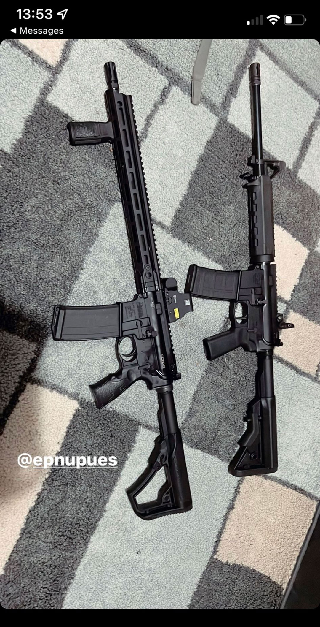Hace cuatro días, publicó imágenes de dos rifles a los que se refirió como “mis fotos de armas”