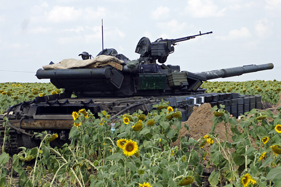 Un campo de girasol en la zona del Donbás transitado por un tanque de las fuerzas ucranianas. La producción agrícola de Ucrania está paralizada. (PMA)