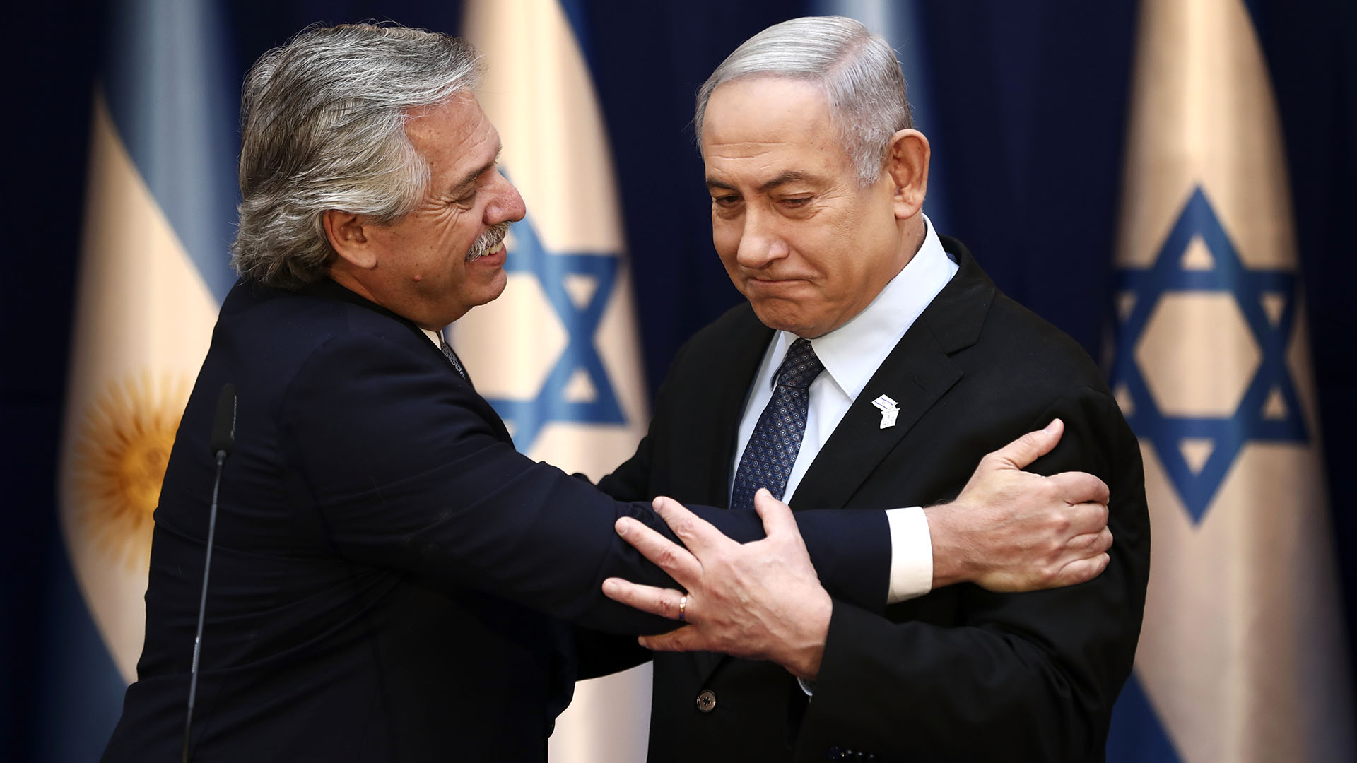 Israeli Prime Minister Benjamin Netanyahu (R) greets Argentina's President Alberto Fernandez in Jerusalem on January 24, 2020. (Photo by Oded Balilty / POOL / AFP)