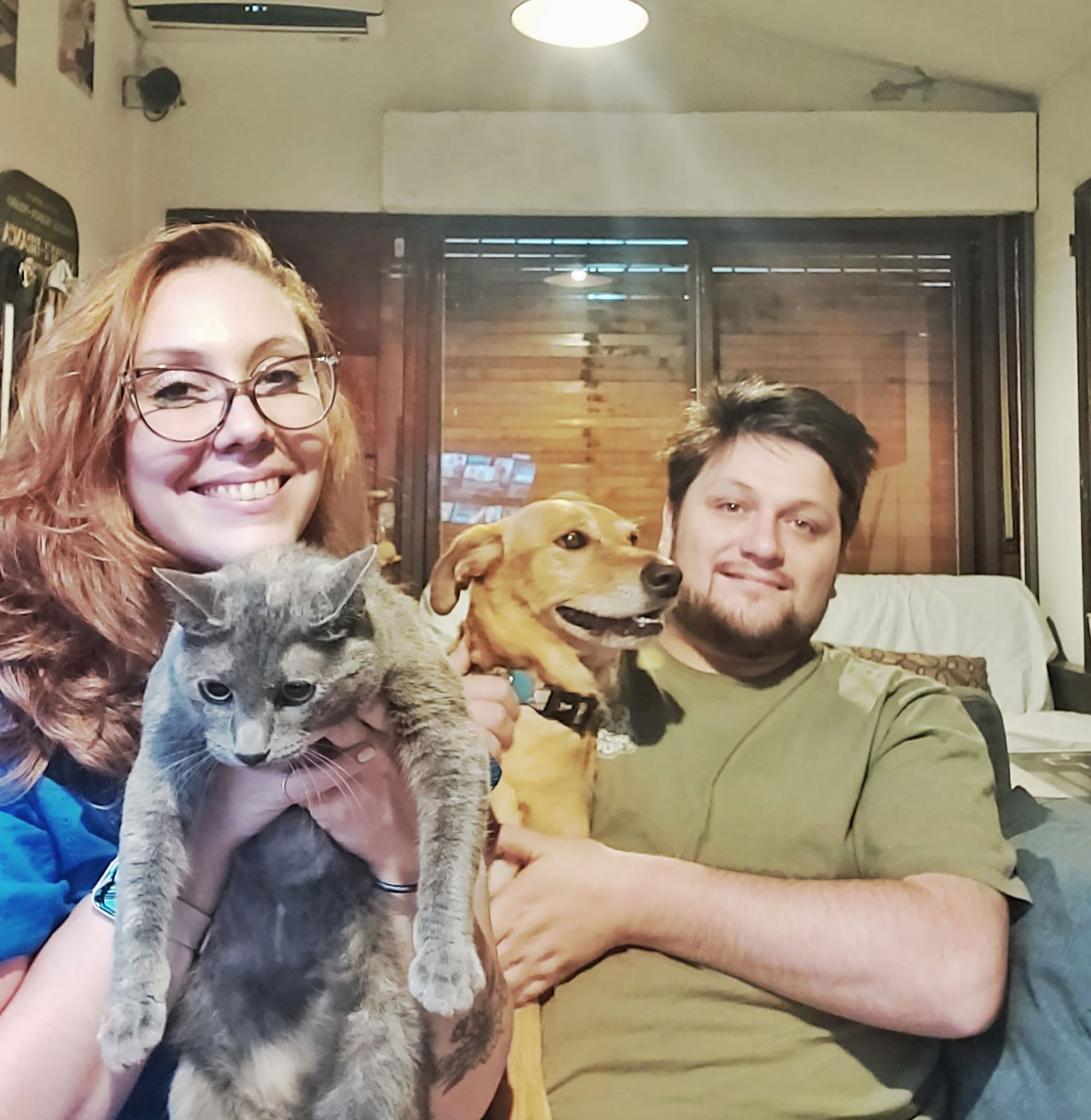 En 2020 sintieron que su relación estaba consolidada y Lucas le pidió que se mudara con él. Hoy viven juntos con el perro Totín y la gata Patrañas.