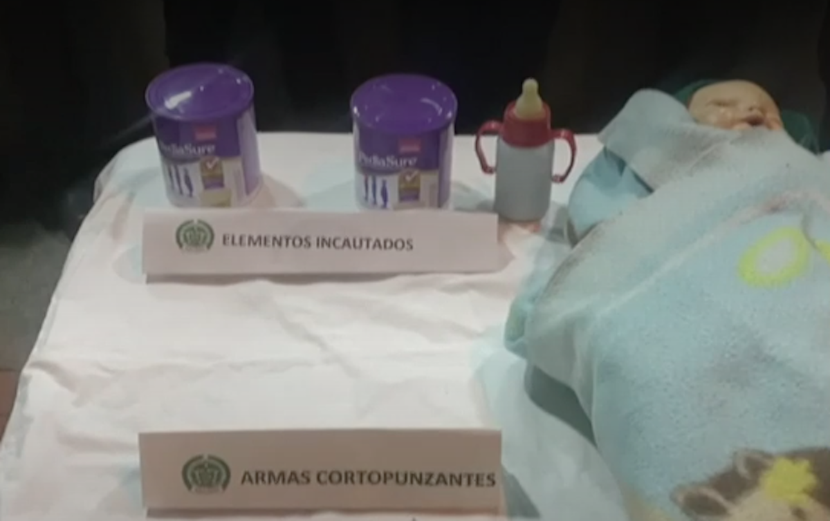 Con Un Muñeco Y Tarros De Leche Vacíos Pareja Engañaba Para Pedir Limosna En Bogotá Infobae