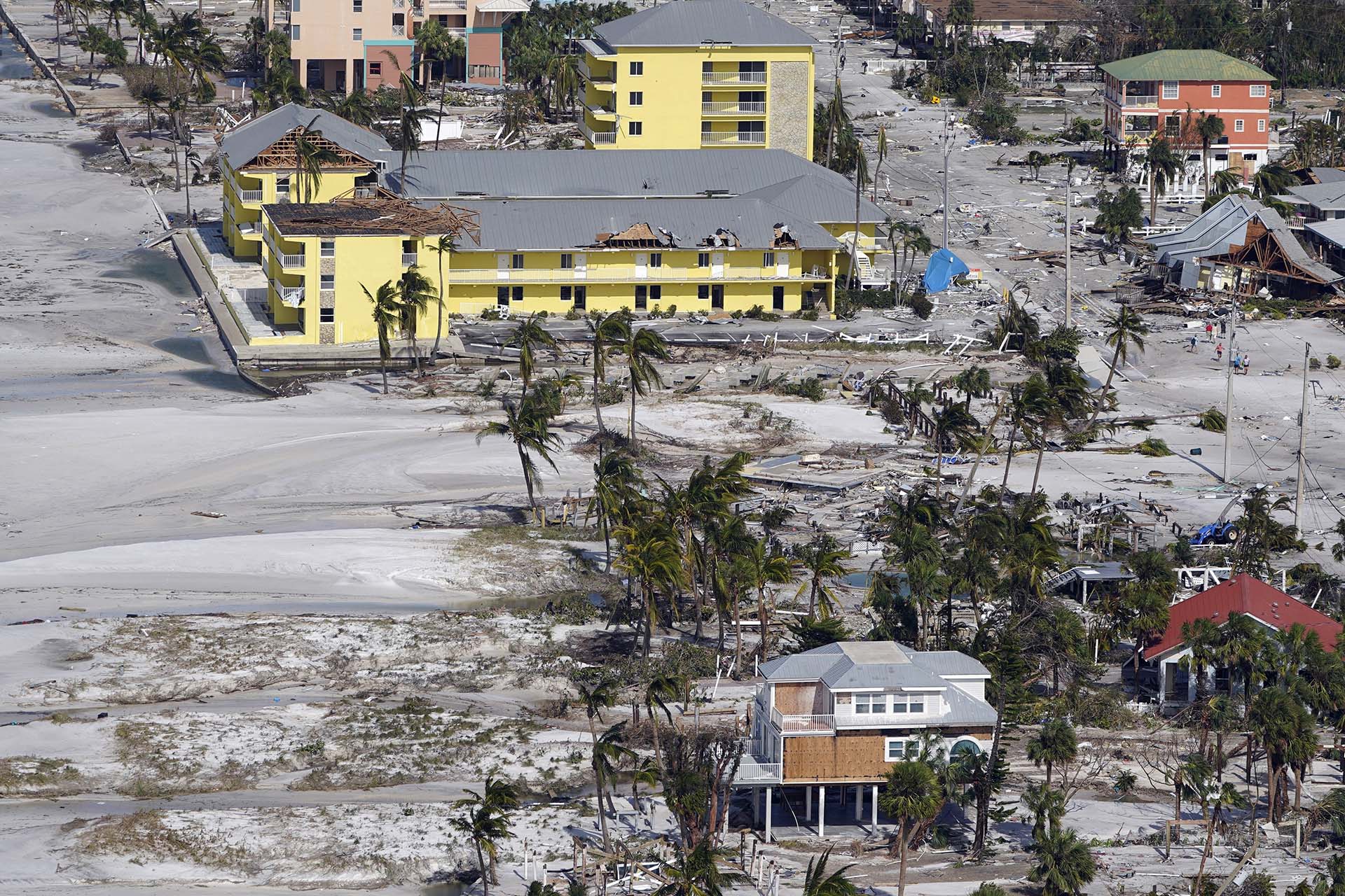 Se muestran casas y negocios dañados, y escombros después del huracán Ian, el jueves 29 de septiembre de 2022, en Fort Myers, Florida. (AP Photo/Wilfredo Lee)
