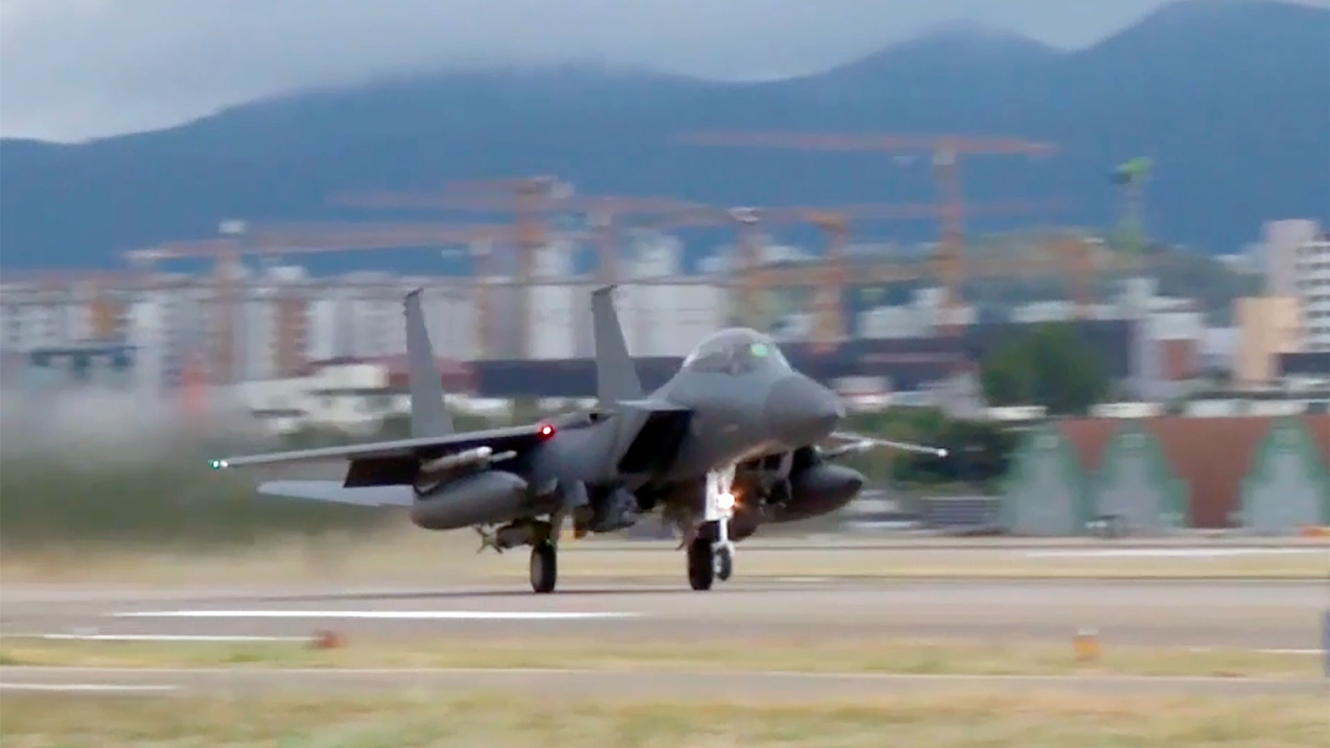 En esta imagen tomada de un video, el avión de combate F15K de la Fuerza Aérea de Corea del Sur despega el martes 4 de octubre de 2022 en un lugar no revelado en Corea del Sur. (Ministerio de Defensa de Corea del Sur vía AP)
