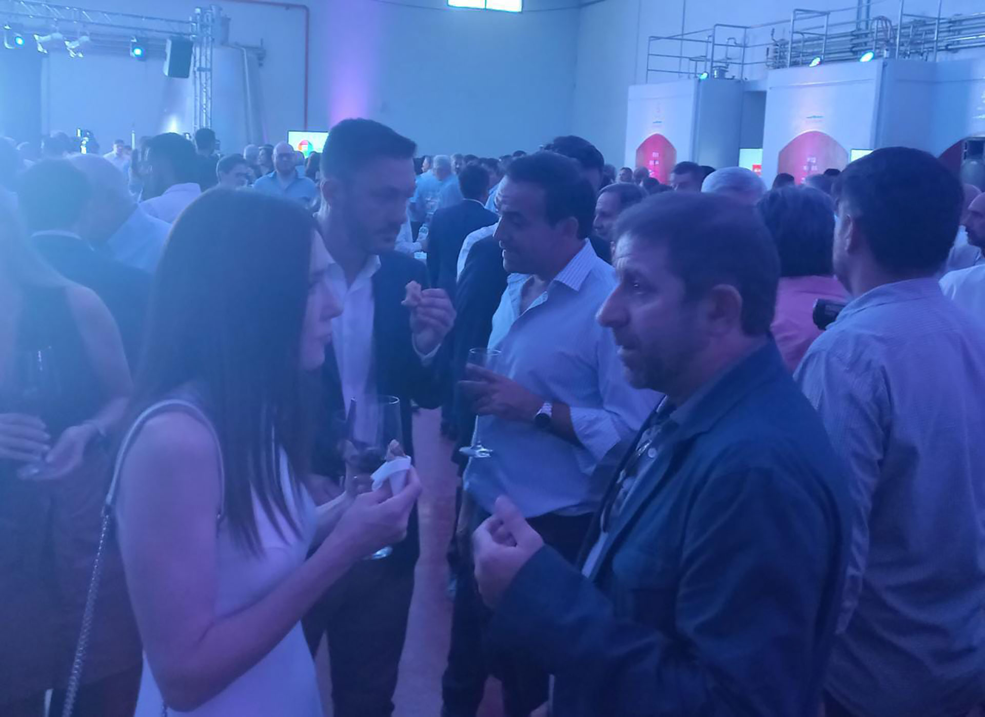 Fernando Straface habla con la periodista Cristina Pérez en el agasajo que se hizo en una bodega mendocina; detrás, Luis Petri y Francisco Quintana