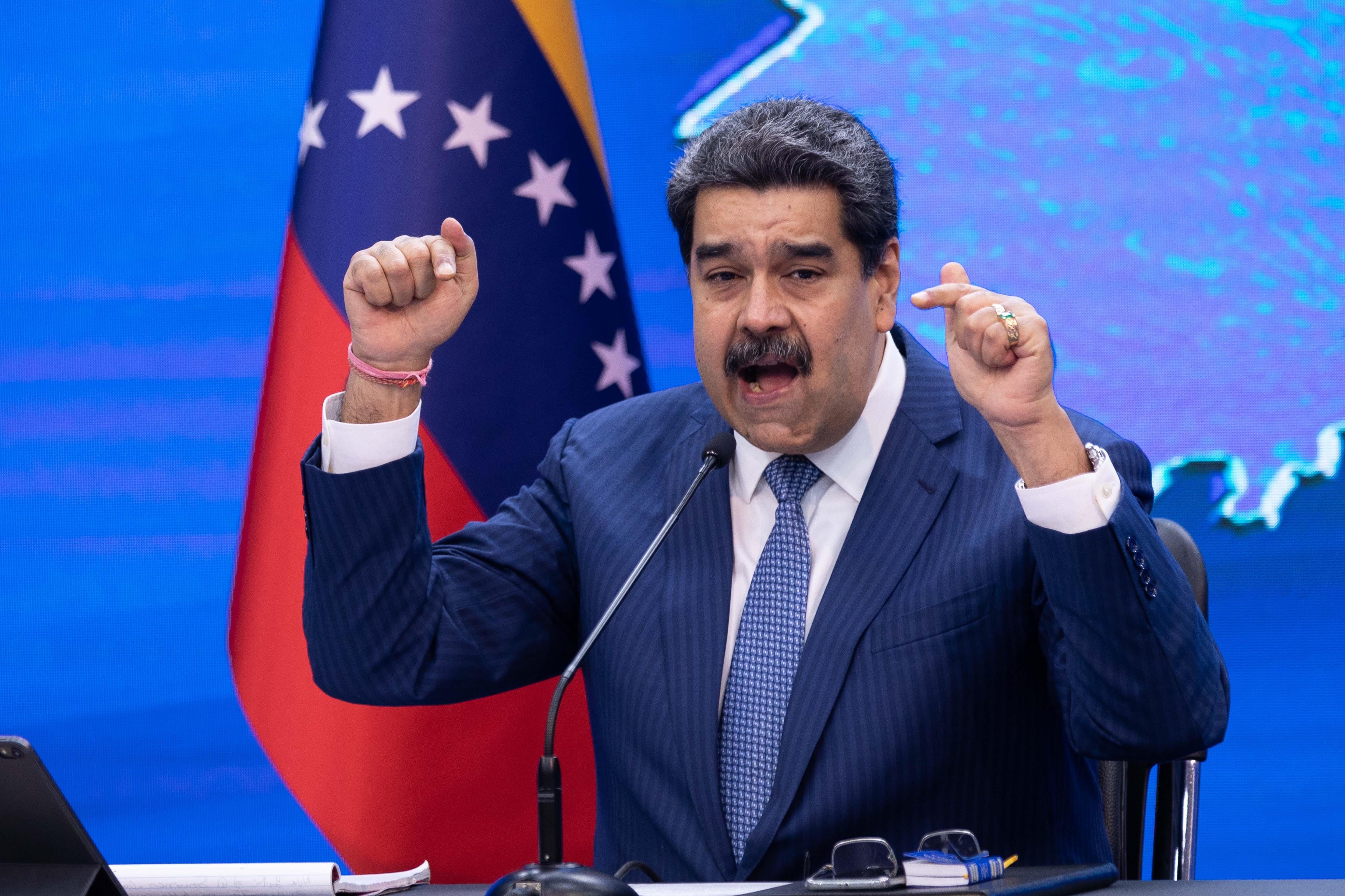 Entre gritos y groserias, el dictador Maduro pidió apoyo a los movimientos argentinos para “recuperar” el avión retenido en Buenos Aires