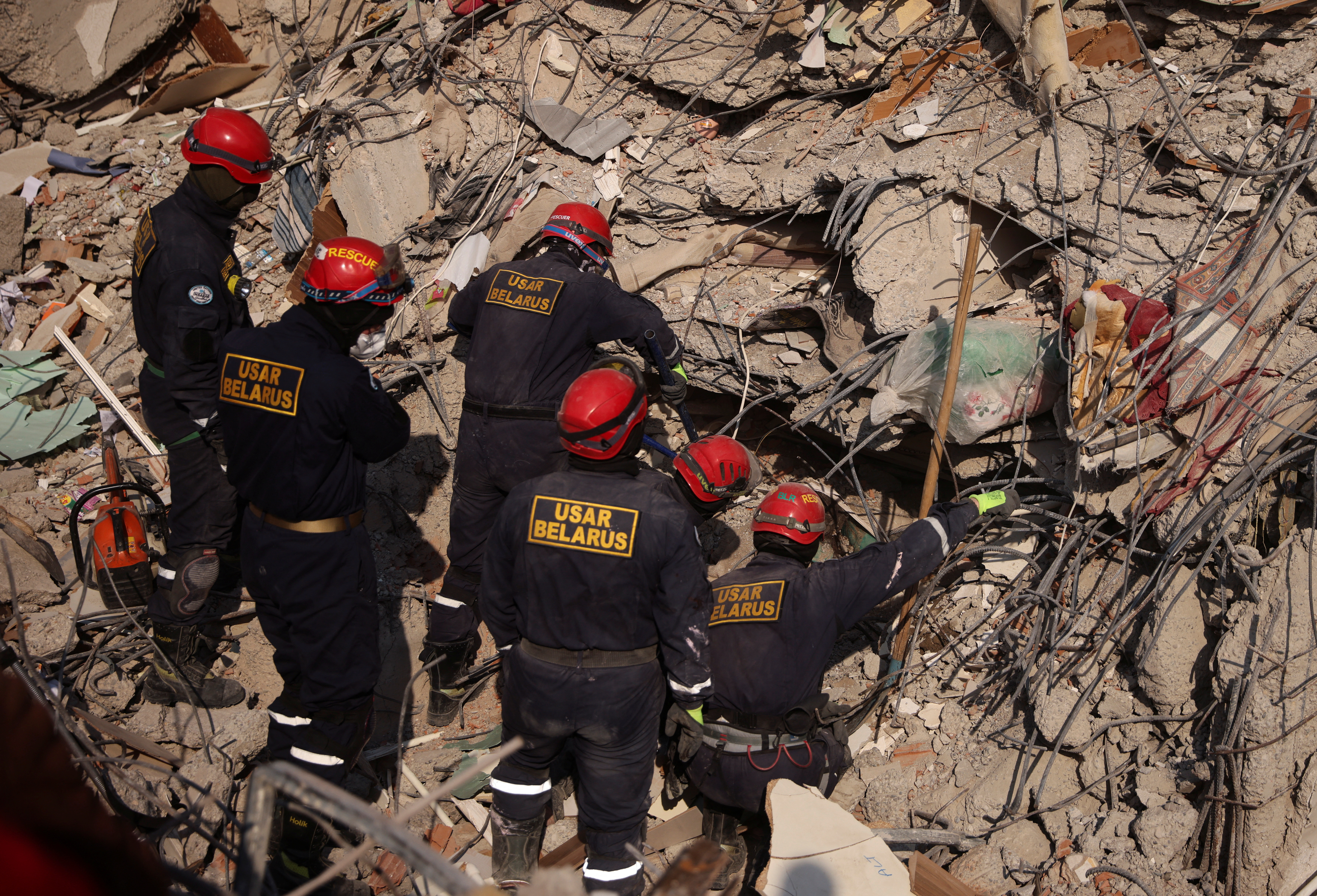 Los equipos de rescate encontraron el cuerpo bajo los escombros de un edificio derrumbado, después de un terremoto mortal en Kahramanmaras, Turquía, el 11 de febrero de 2023. REUTERS/Stoyan Nenov