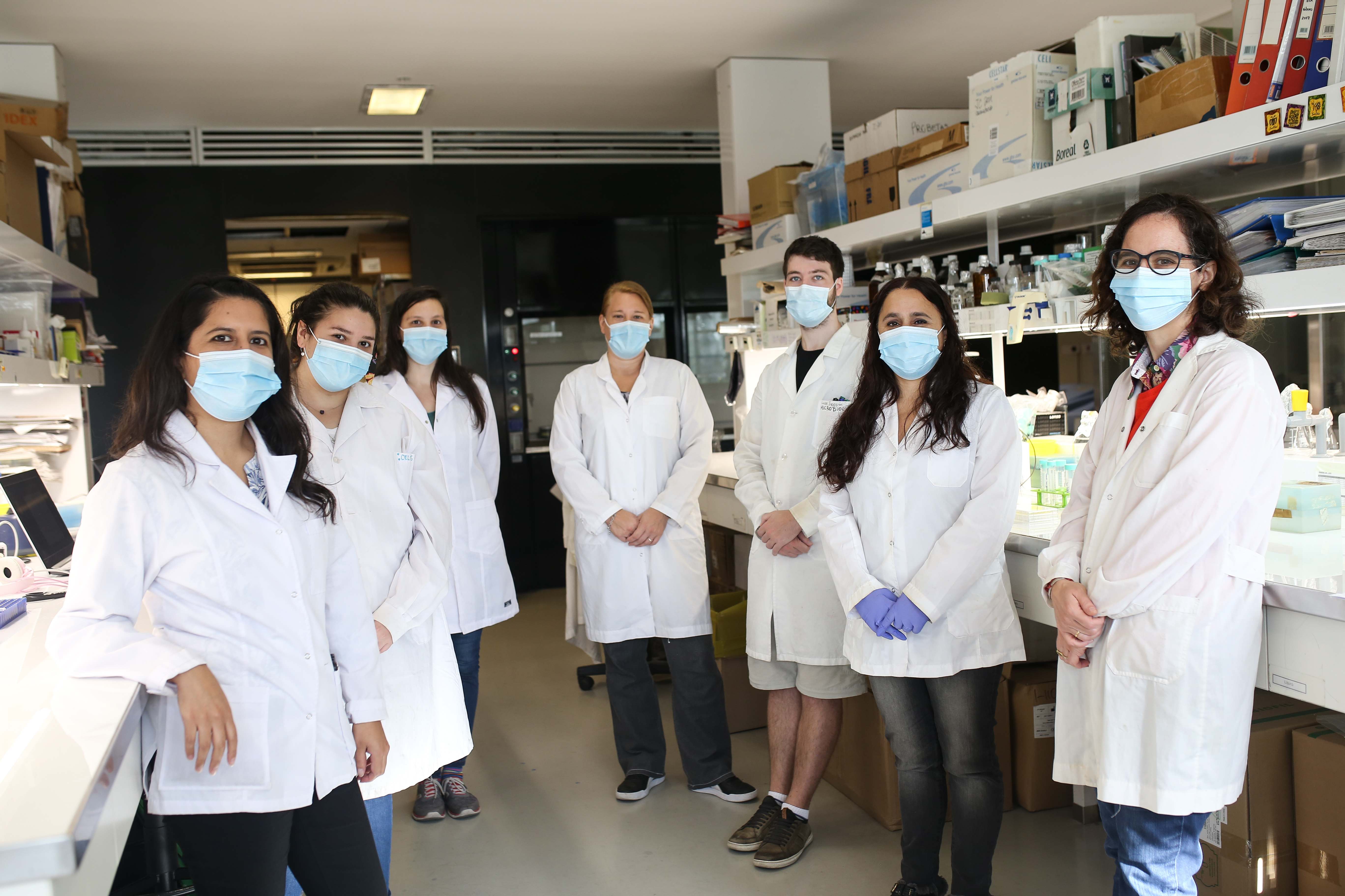 La doctora Julia Cassataro, junto con su equipo de trabajo al frente de la vacuna ARVAC (José Nico)