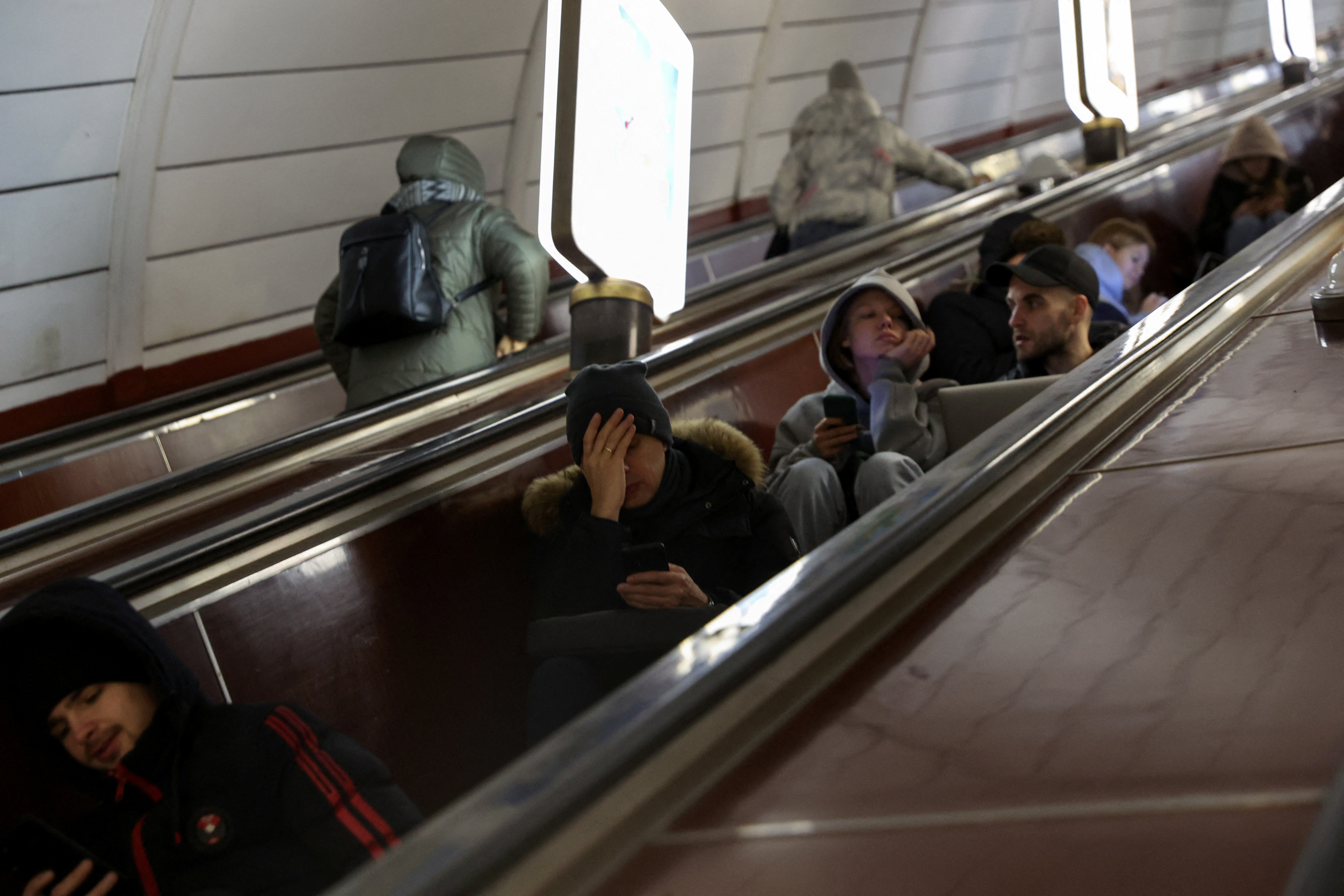 Personas refugiadas en el metro de Kiev (REUTERS/Shannon Stapleton)
