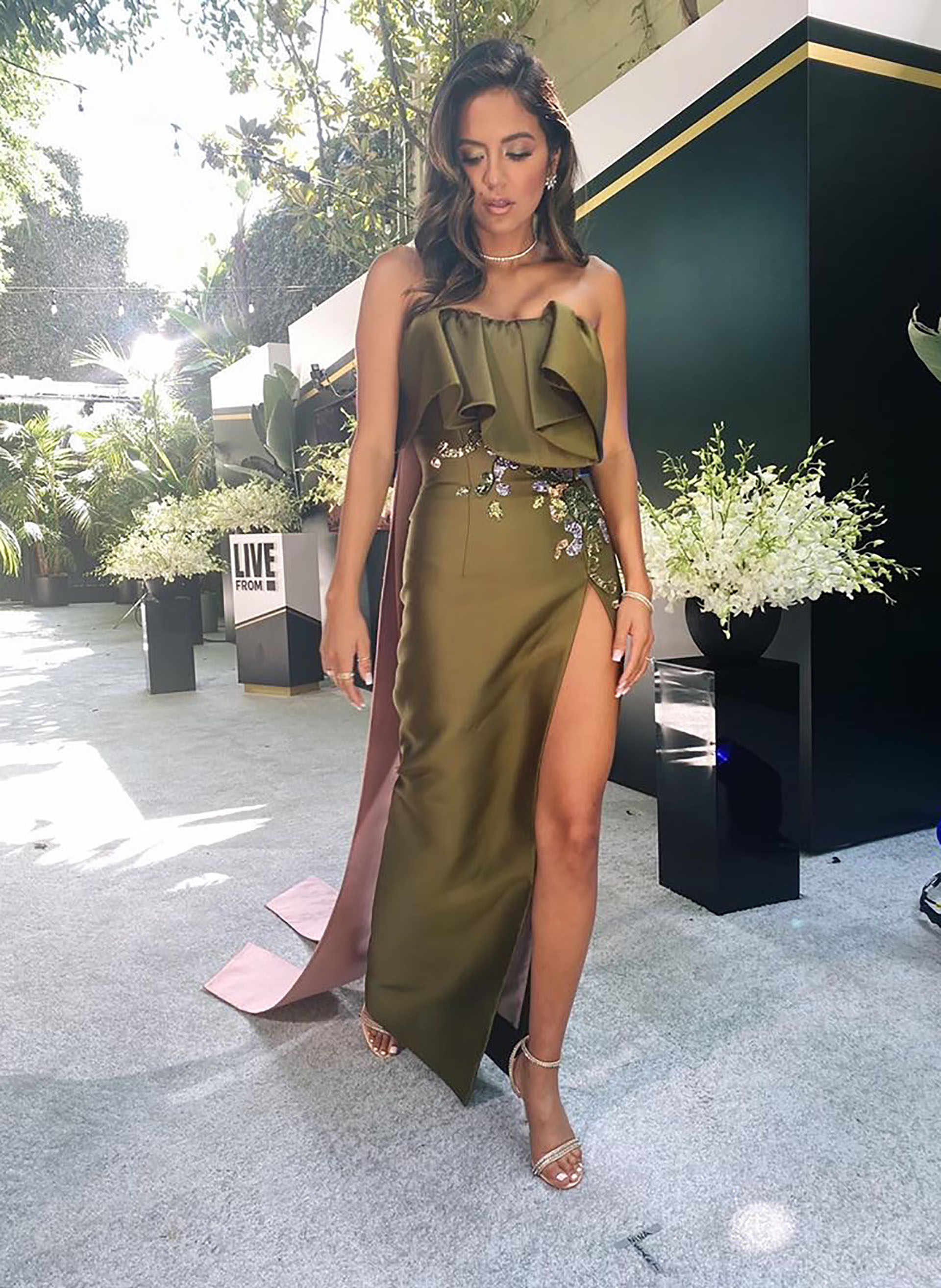 Erin Lim, una de las presentadoras de la alfombra roja lució un vestido strapless en color verde musgo, bordado de flores y gran tajo en la falda firmado por Azzi & Osta (Instagram)