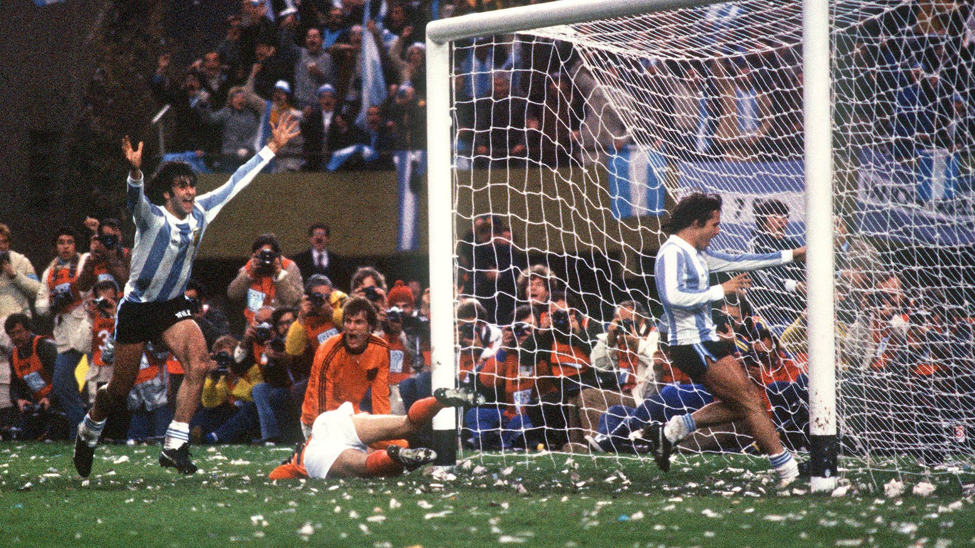 Mario Kempes celebra uno de sus dos tantos contra los Países Bajos en la final del Mundial 1978 (AFP PHOTO)