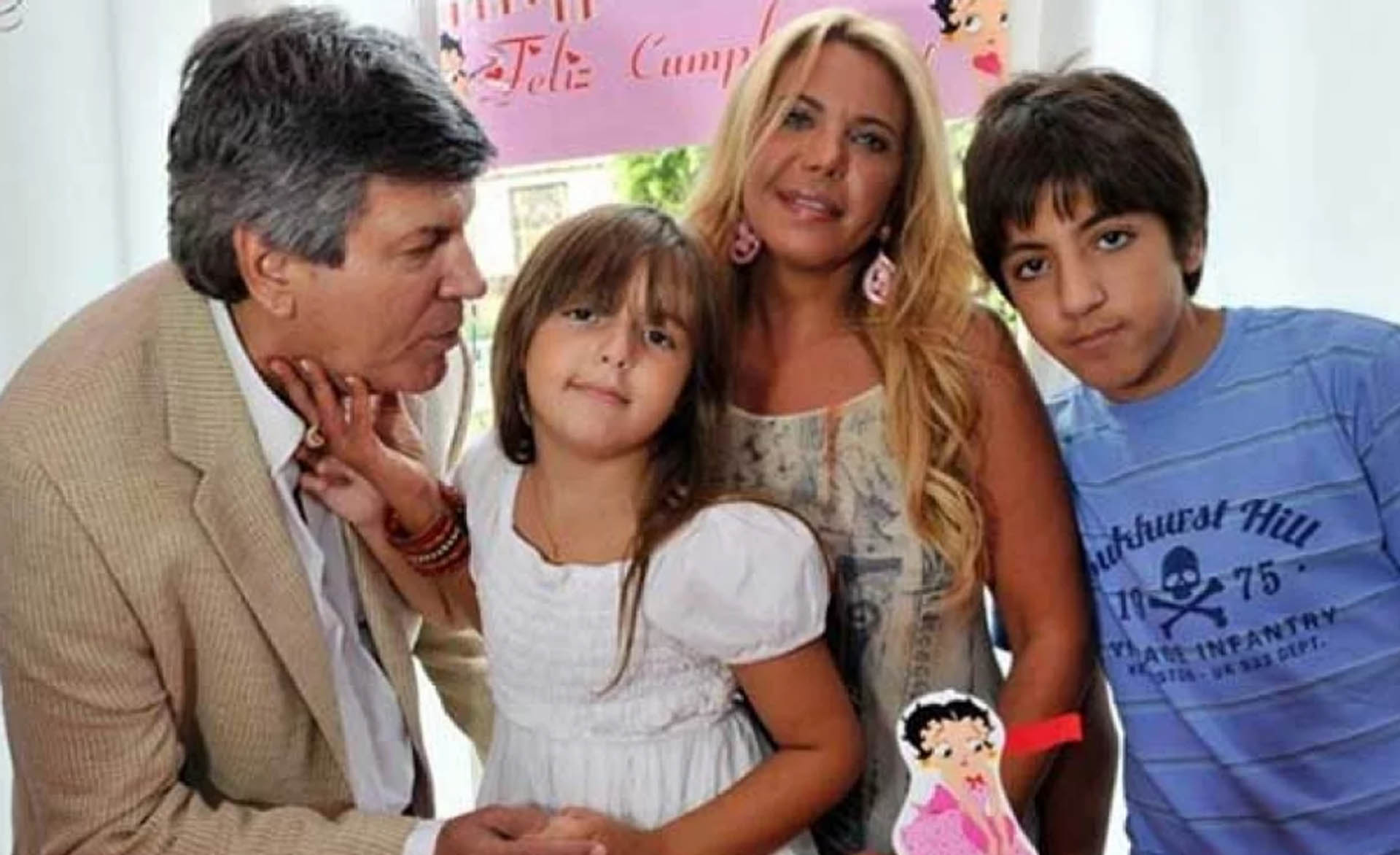 Carlín con sus hijos Facundo y Abril y su ex mujer Carina Gallucci
