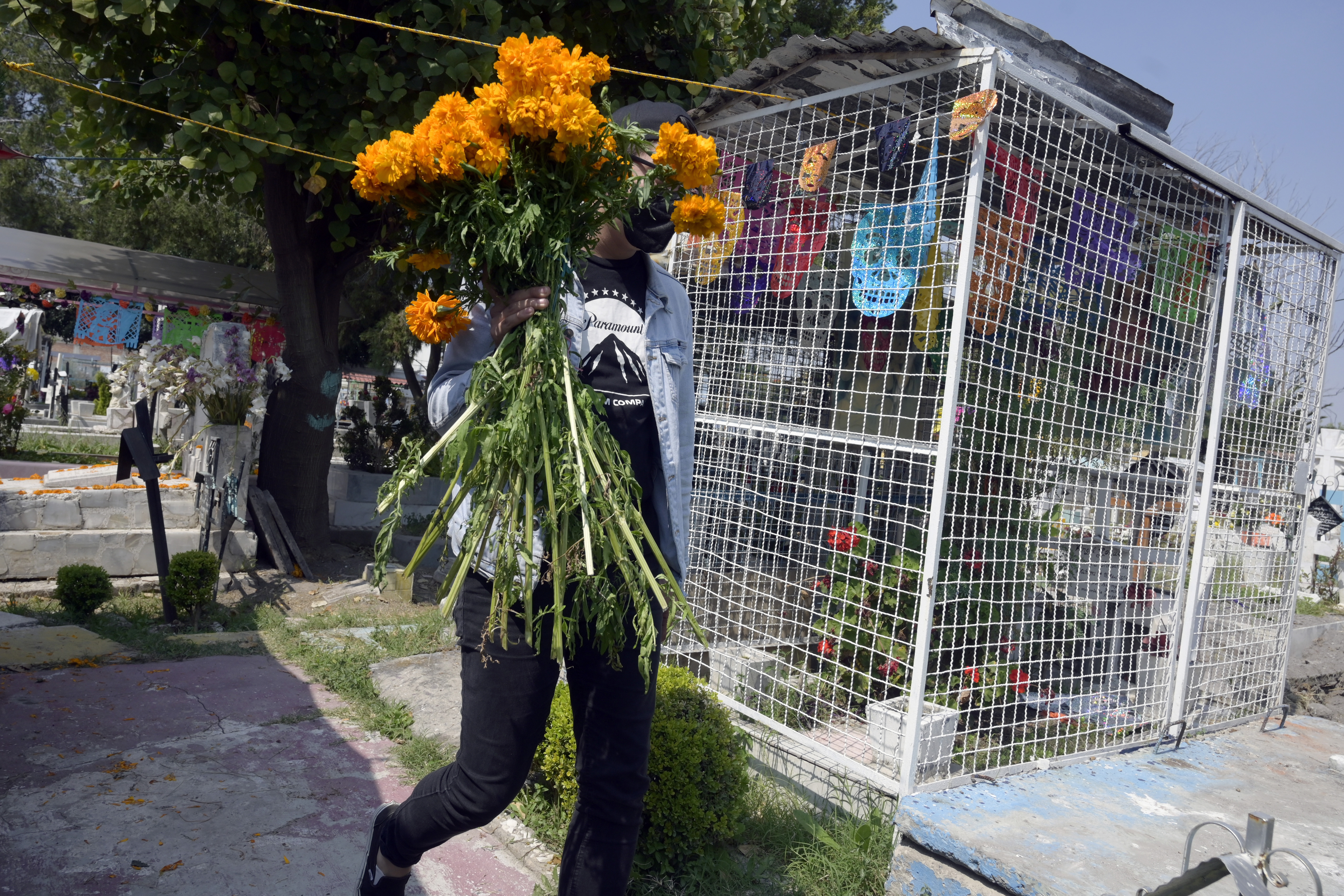 Un hombre llega al Panteón San José antes del Día de Muertos en la Ciudad de México el 28 de octubre de 2020.