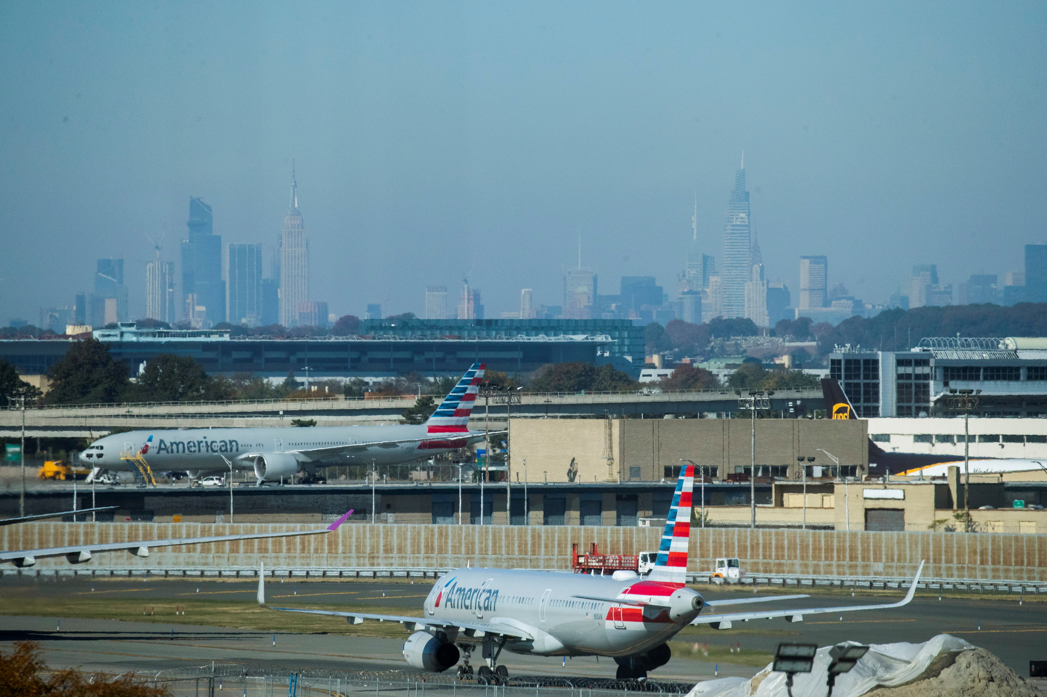Aviones de American Airlines en el aeropuerto internacional de Nueva York JFK (REUTERS/Eduardo Munoz/archivo)
