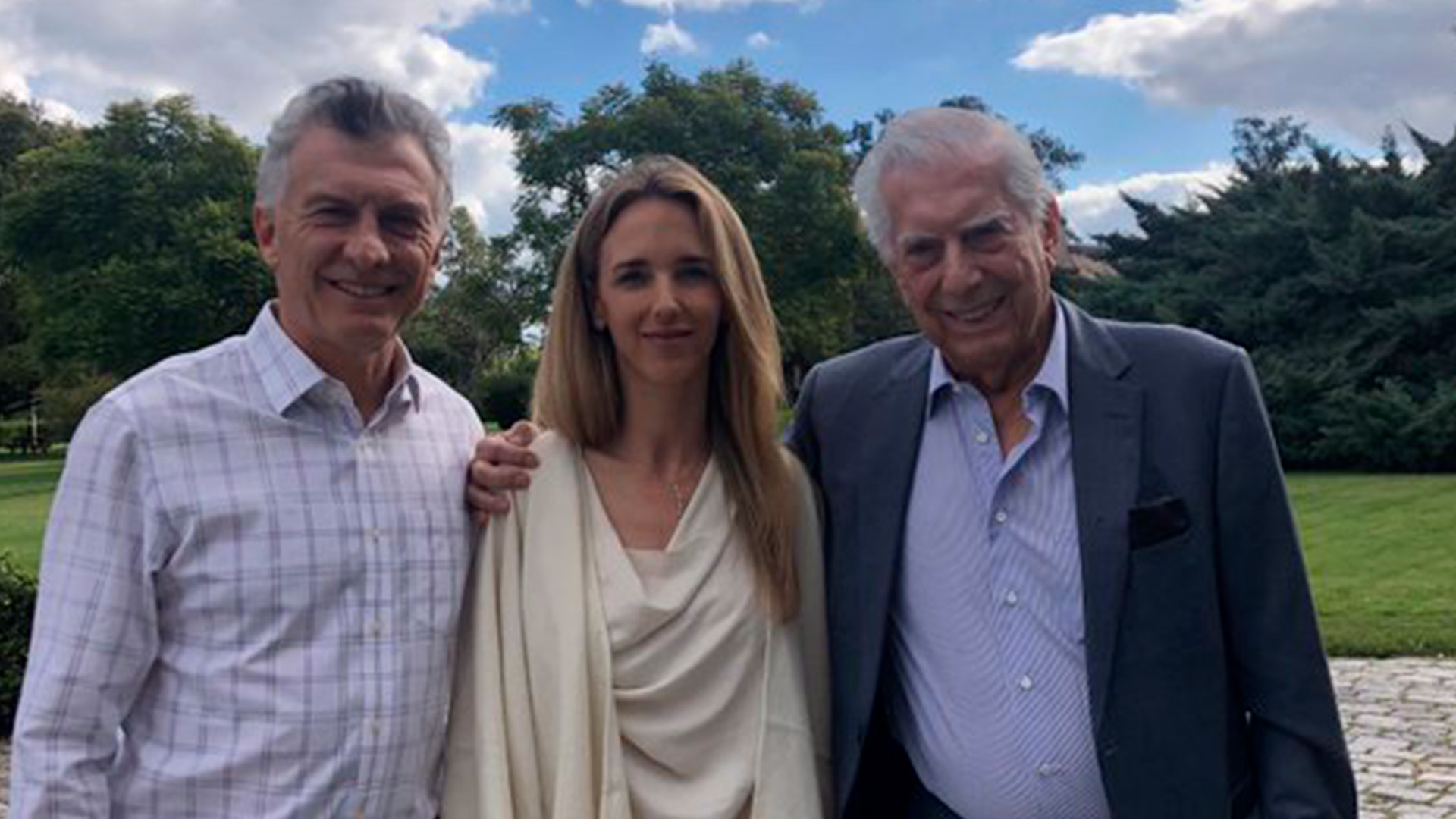 Alvarez de Toledo, en una foto junto al ex presidente Mauricio Macri y el escritor Mario Vargas Llosa