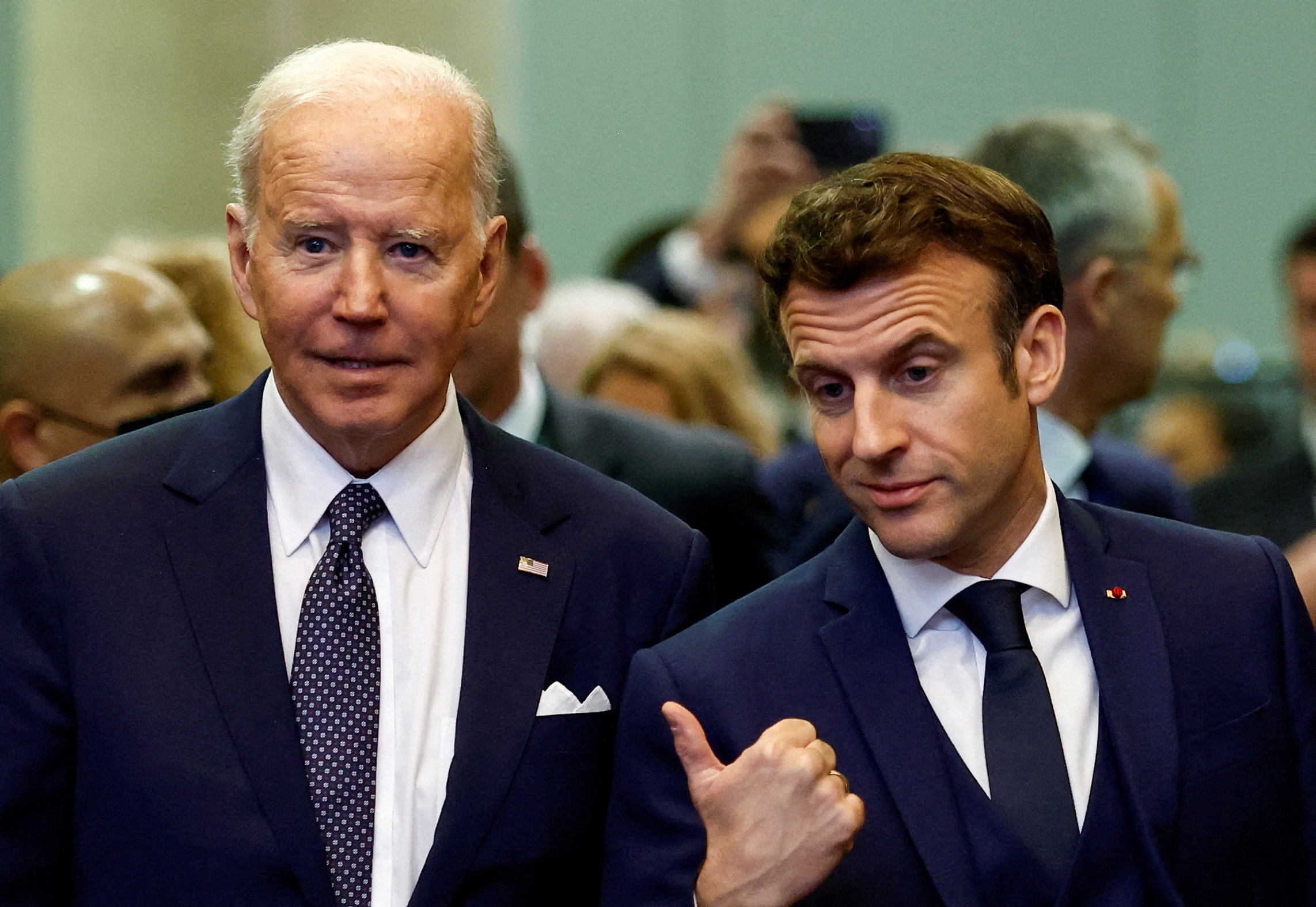 Emmanuel Macron y Joe Biden (REUTERS/Gonzalo Fuentes)