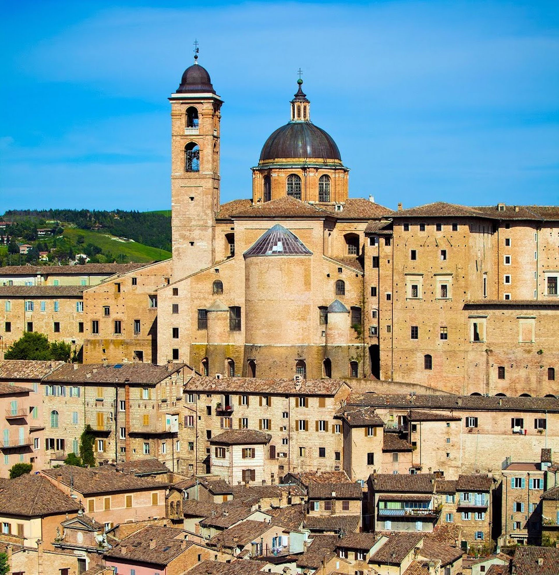 Federico da Montefeltro, mannen til Beatriz Sforza og hovedpersonen i maleriet, bygde et umulig vakkert palass her for å myke opp garnisonens vegger (Urbino Tourism)