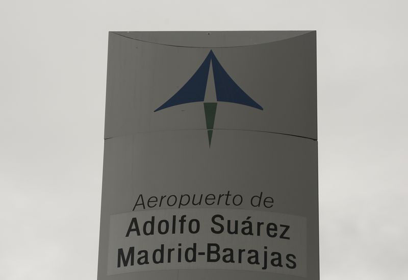 FOTO DE ARCHIVO: El logotipo del operador de aeropuertos españoles Aena en un cartel de bienvenida del exterior del aeropuerto Adolfo Suárez Barajas en Madrid, España, 9 de marzo de 2016. REUTERS/Sergio Pérez