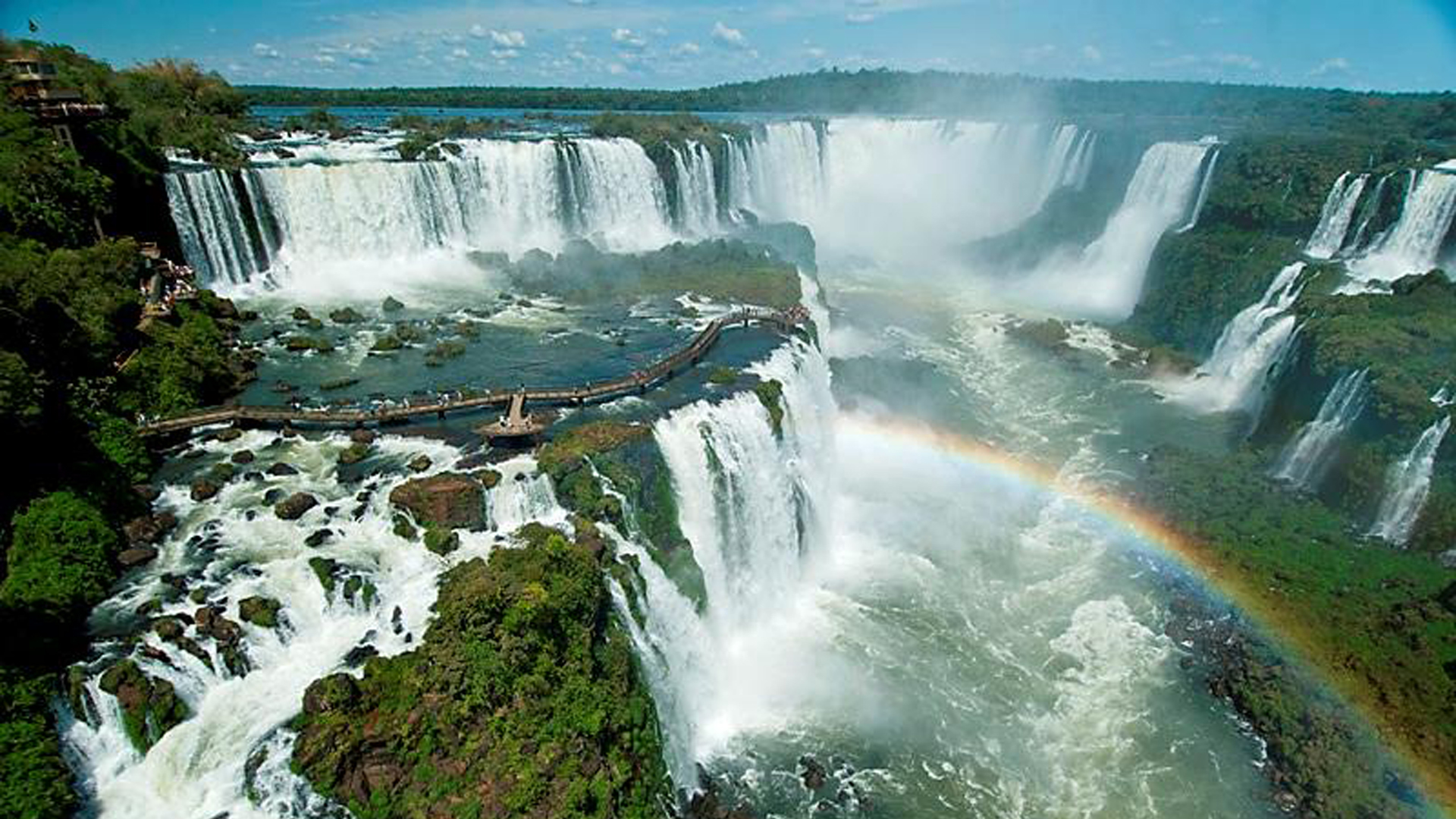 Las Cataratas del Iguazú están dentro de la selva paranaense y representan una oportunidad inmensa para el desarrollo del ecoturismo.