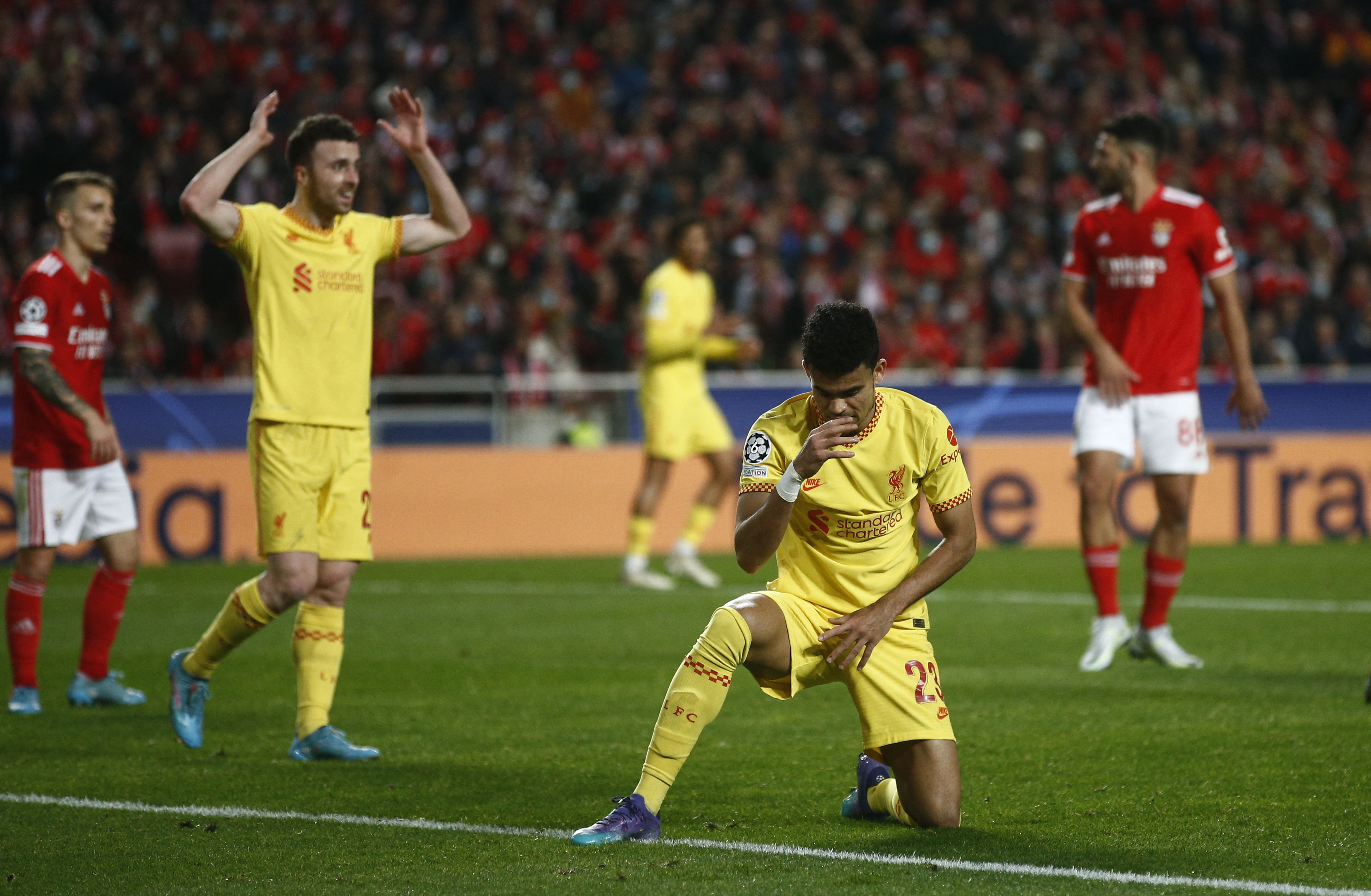 El colombiano fue una de las grandes figuras del partido entre Liverpool y Benfica. REUTERS/Pedro Nunes