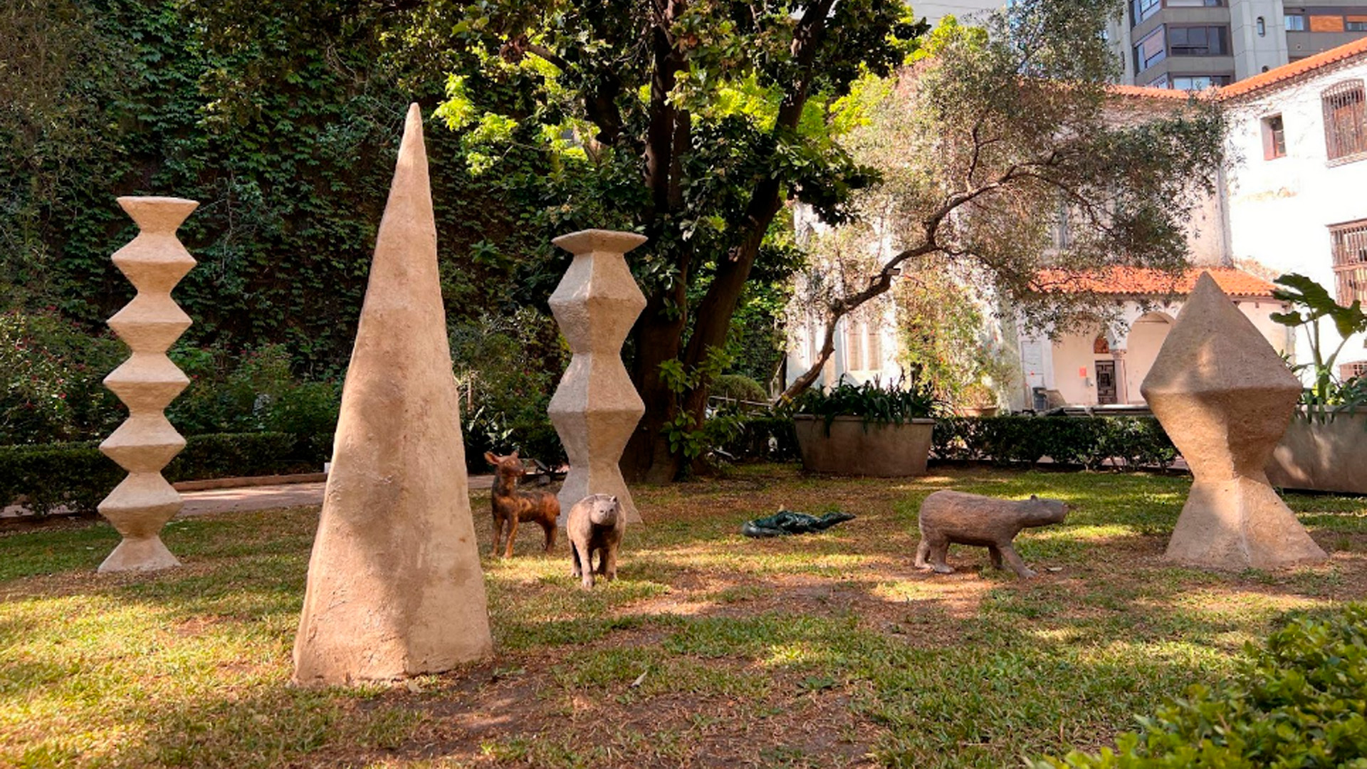 "Los guardianes", la instalaciÃ³n escultÃ³rica creada por el grupo Charco junto a la ceramista DesirÃ©e de Ridder