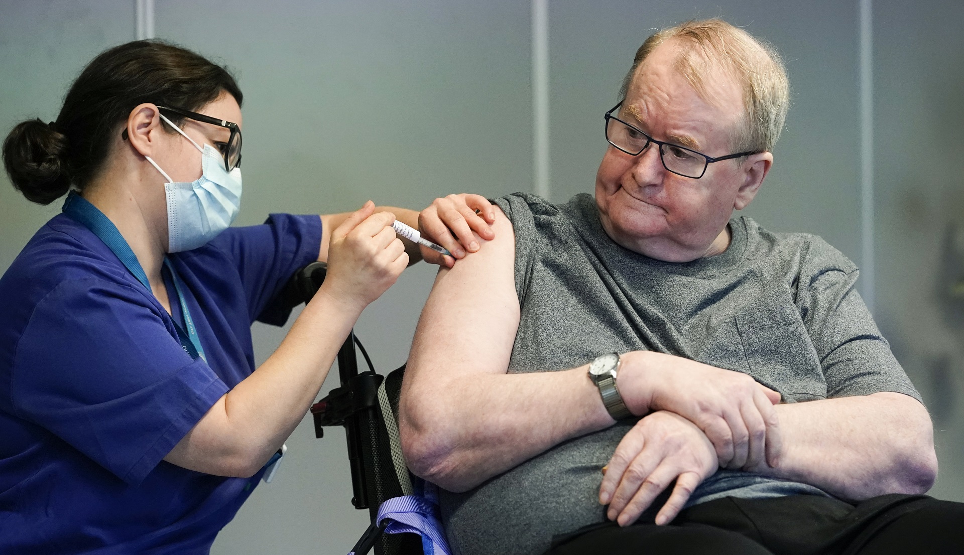 La enfermera Maria Golding vacuna a Svein Andersen, en Oslo, la primera persona en Noruega en recibir la vacuna contra el coronavirus, el 27 de diciembre de 2020. (Fredrik Hagen/NTB via AP)