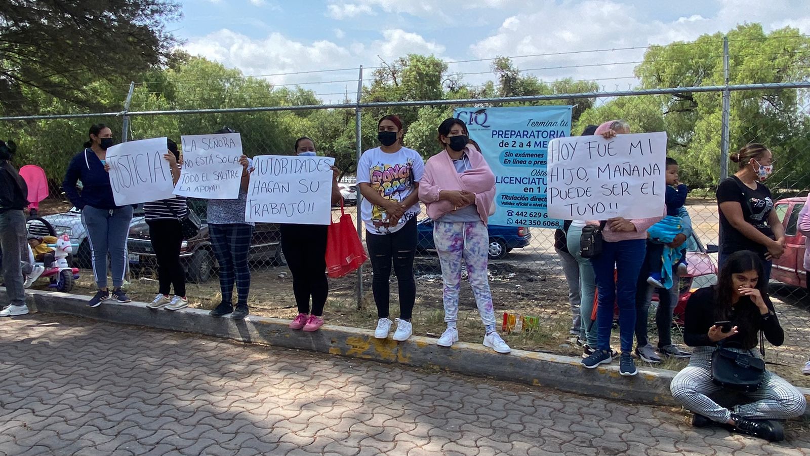Padres de familia exigen justica por el alumno otomí a las afueras dle plantel (Foto: Twitter/AlertaQro)