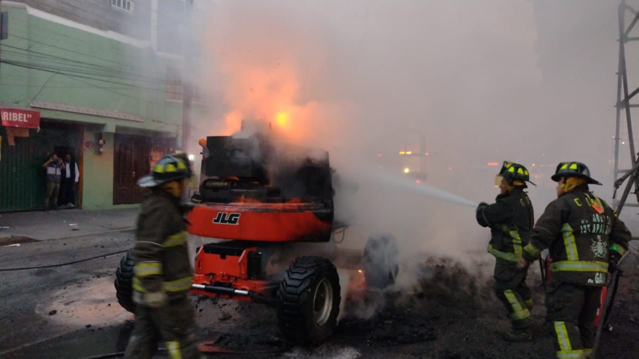 Se incendió grúa usada en obras de la Línea 12 del Metro sobre avenida Tláhuac