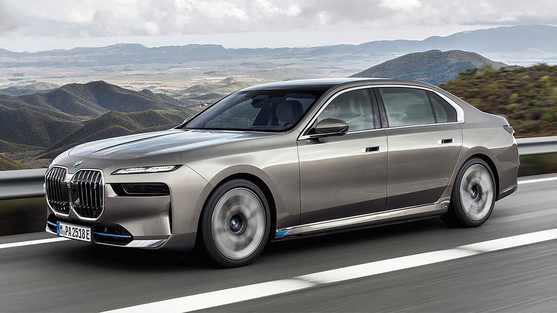 El lujoso BMW Serie i7 podría ser el otro modelo en incorporar la consola de juegos, tanto en su pantalla delantera curva como en la enorme de las plazas posteriores