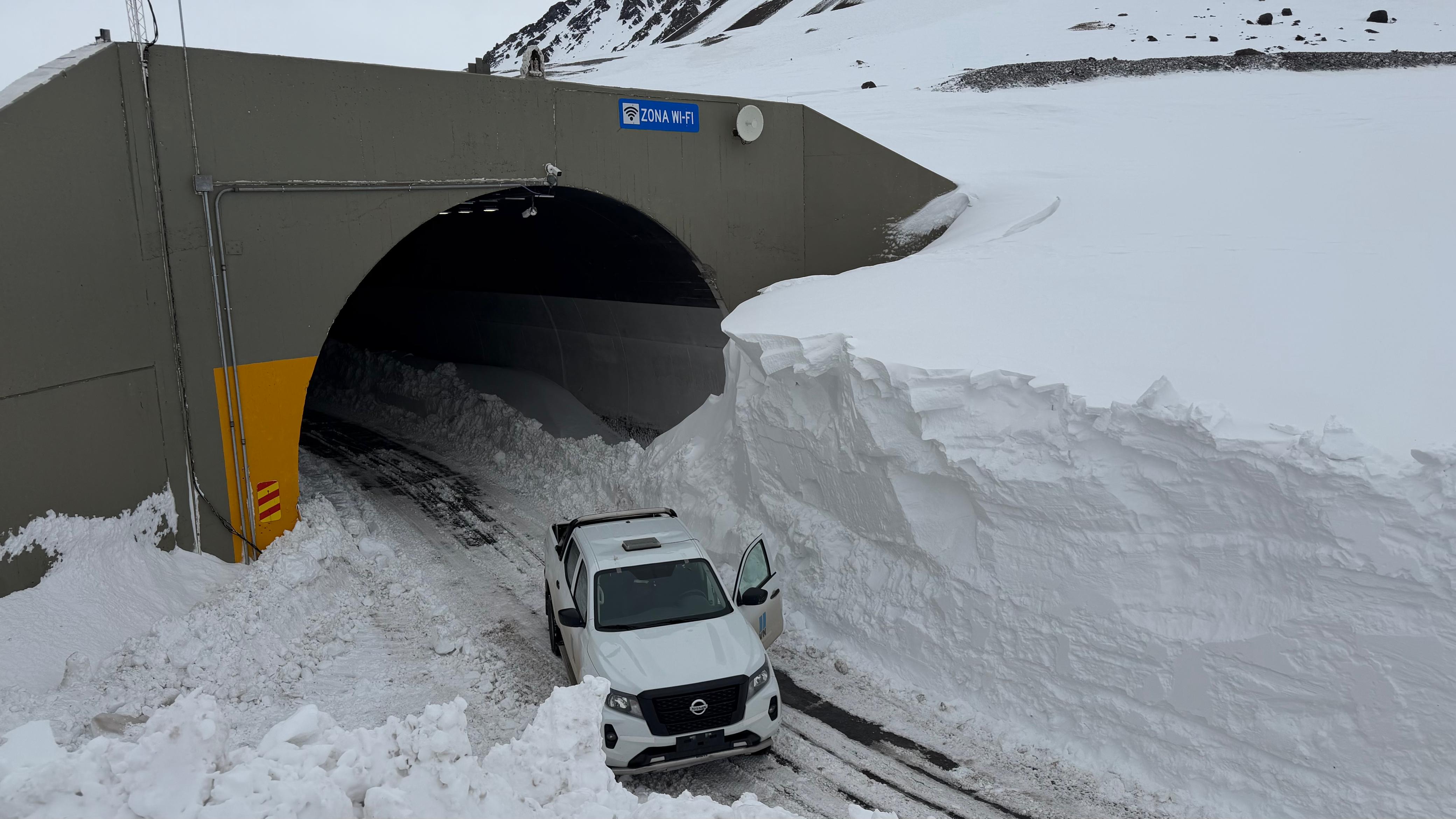 Miles de camiones siguen varados en la frontera con Chile y alertan por nuevas nevadas fuertes en la zona