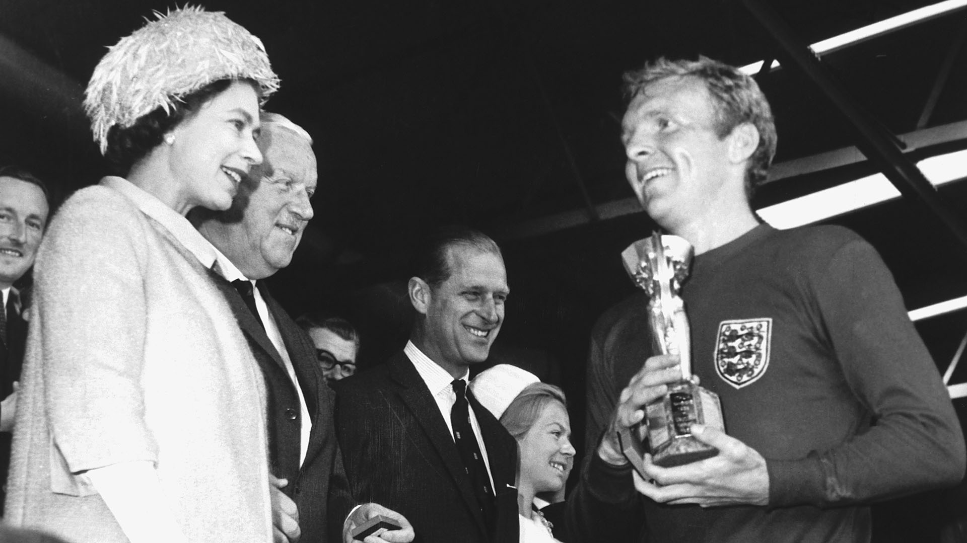 Bobby Moore recibe el trofeo de la Copa del Mundo Jules Rimet de manos de la Reina de Inglaterra después de vencer a Alemania Occidental en la final de 1966 (Hulton-Deutsch Collection/CORBIS/Corbis vía Getty Images)
