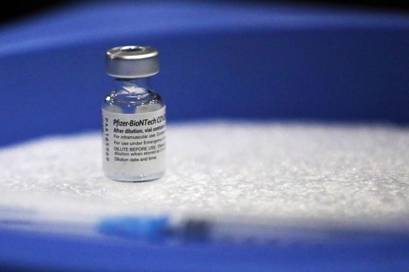 Photo d'archive. Un flacon de vaccin COVID-19 de Pfizer est vu au centre de vaccination Movistar Arena à Bogota, en Colombie. REUTERS/Luisa Gonzalez