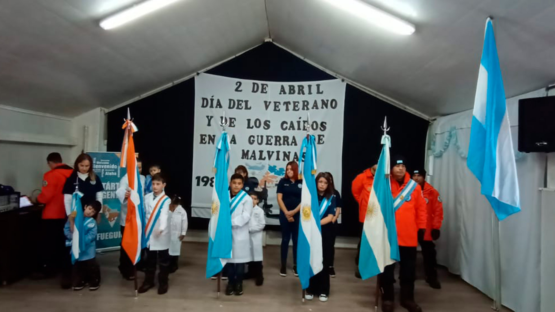 La escuela que depende de Tierra del Fuego, tiene una directora que da clases. Los más chicos tienen doble escolaridad y no faltan los actos