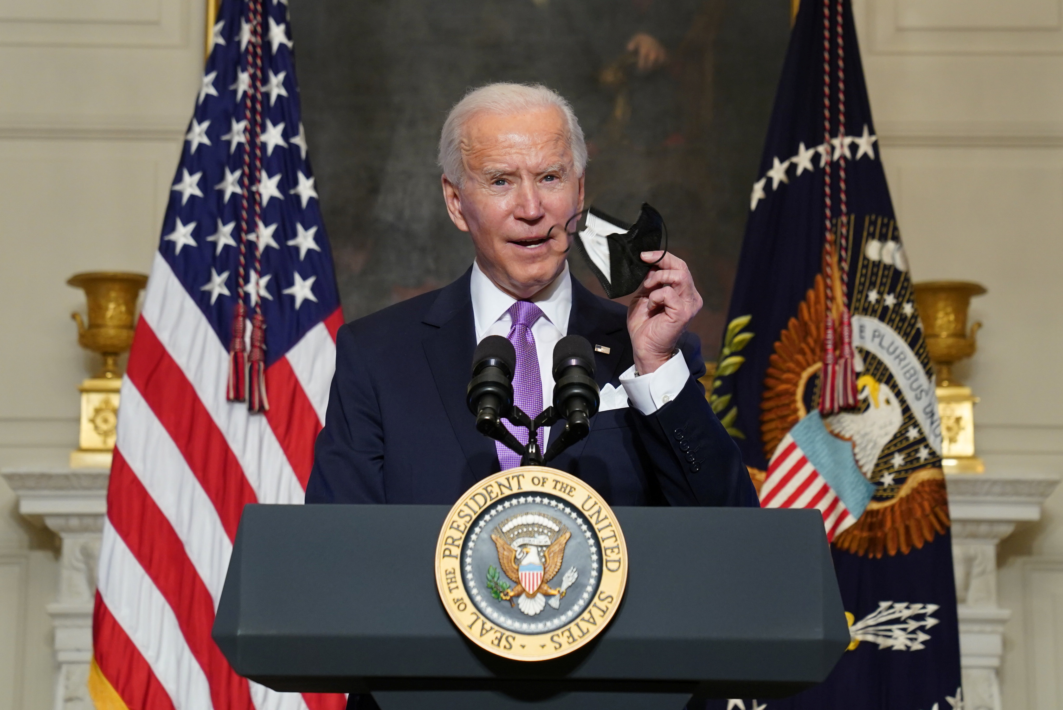 Joe Biden instó a los norteamericanos a seguir utilizando mascarillas (REUTERS/Kevin Lamarque)
