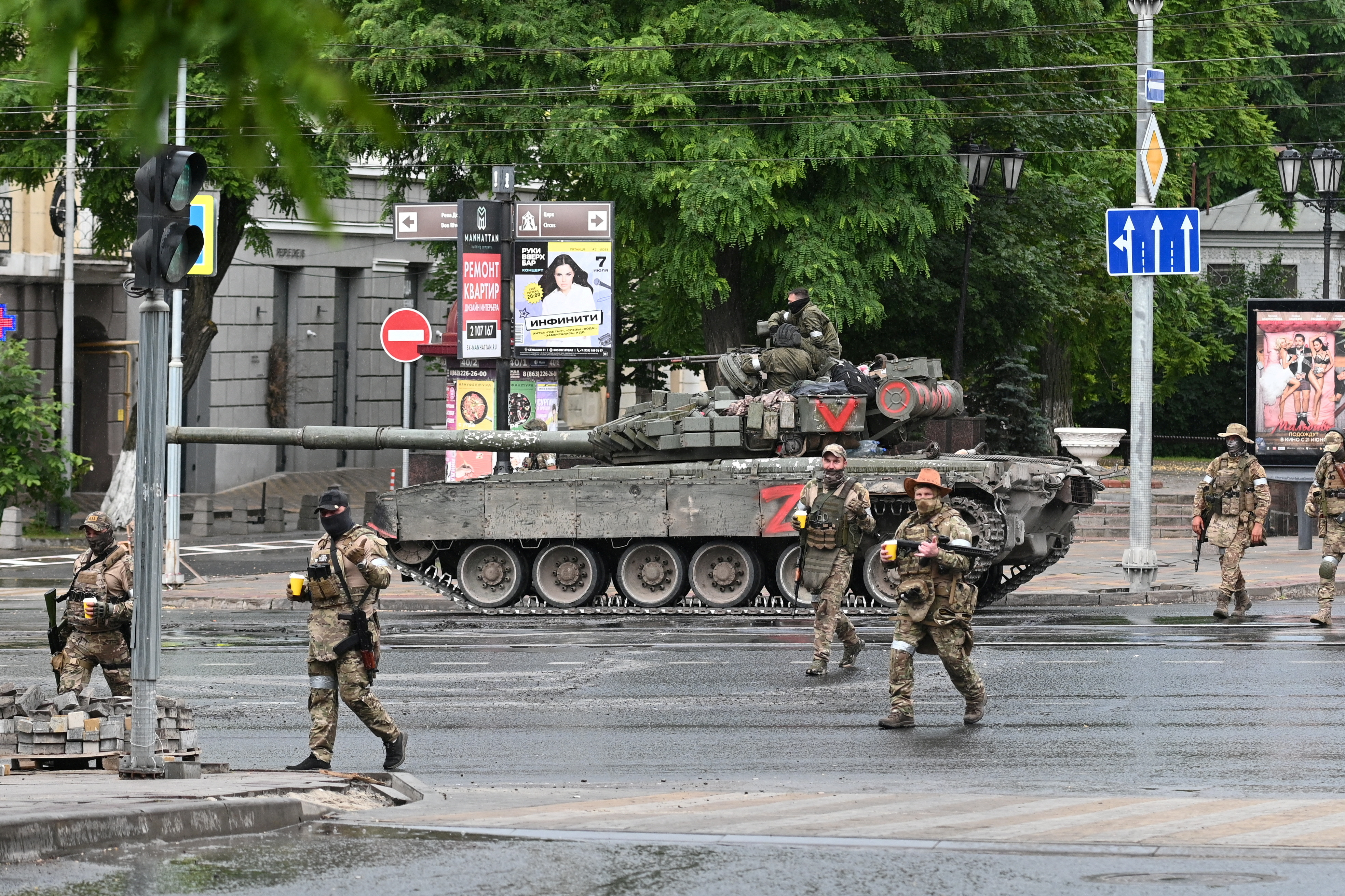 Los mercenarios del Grupo Wagner caminando y tomando café en una de las calles de la tomada ciudad rusa de Rostov-on-Don. (REUTERS/Stringer)    