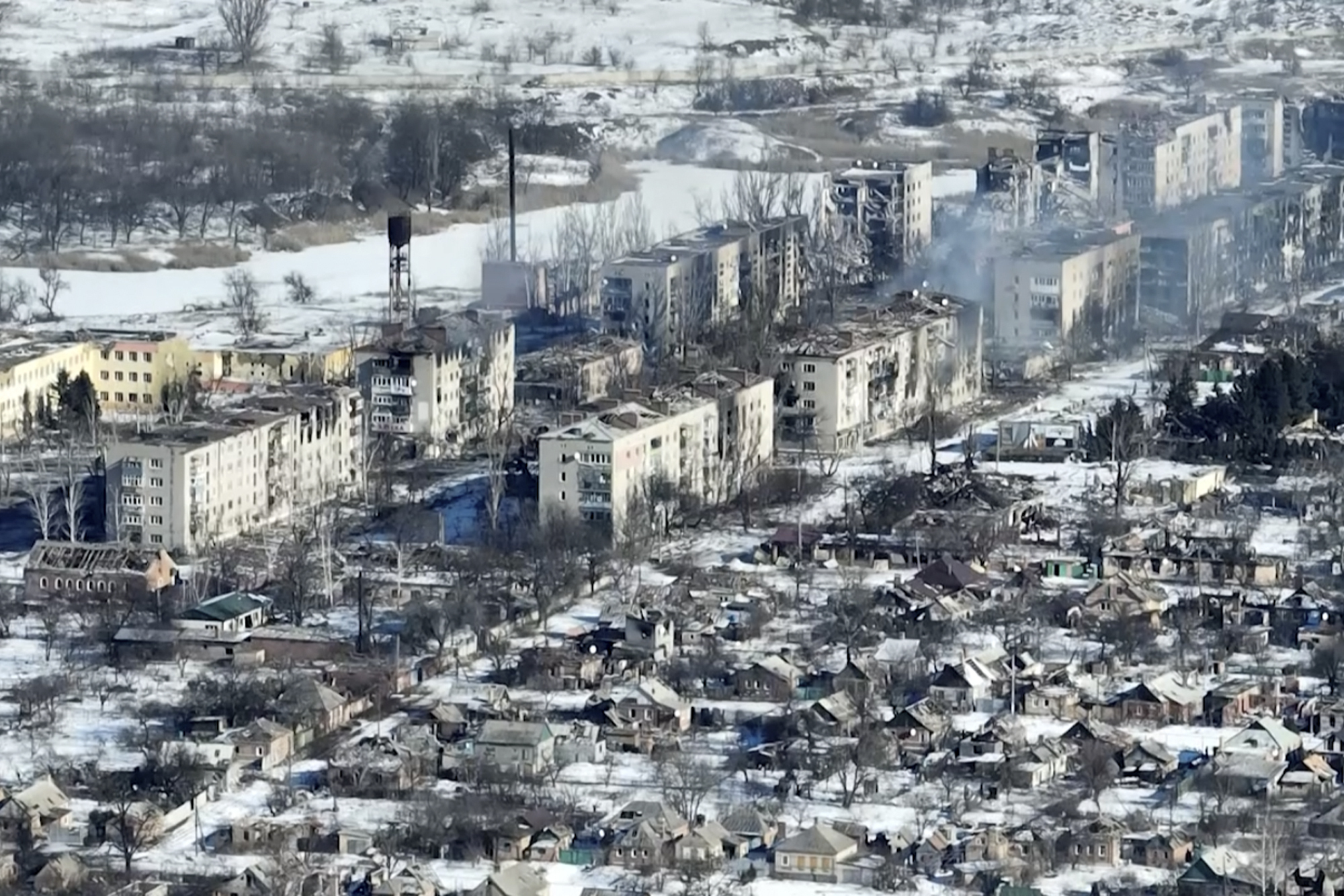 Nuevas imágenes aéreas de Bájmut, grabadas el 13 de febrero de 2023 con un drone para The Associated Press, muestran cómo la mayor batalla durante el año que dura ya la invasión rusa de Ucrania ha convertido la ciudad salinera del este de Ucrania en un pueblo fantasma. (AP Foto)