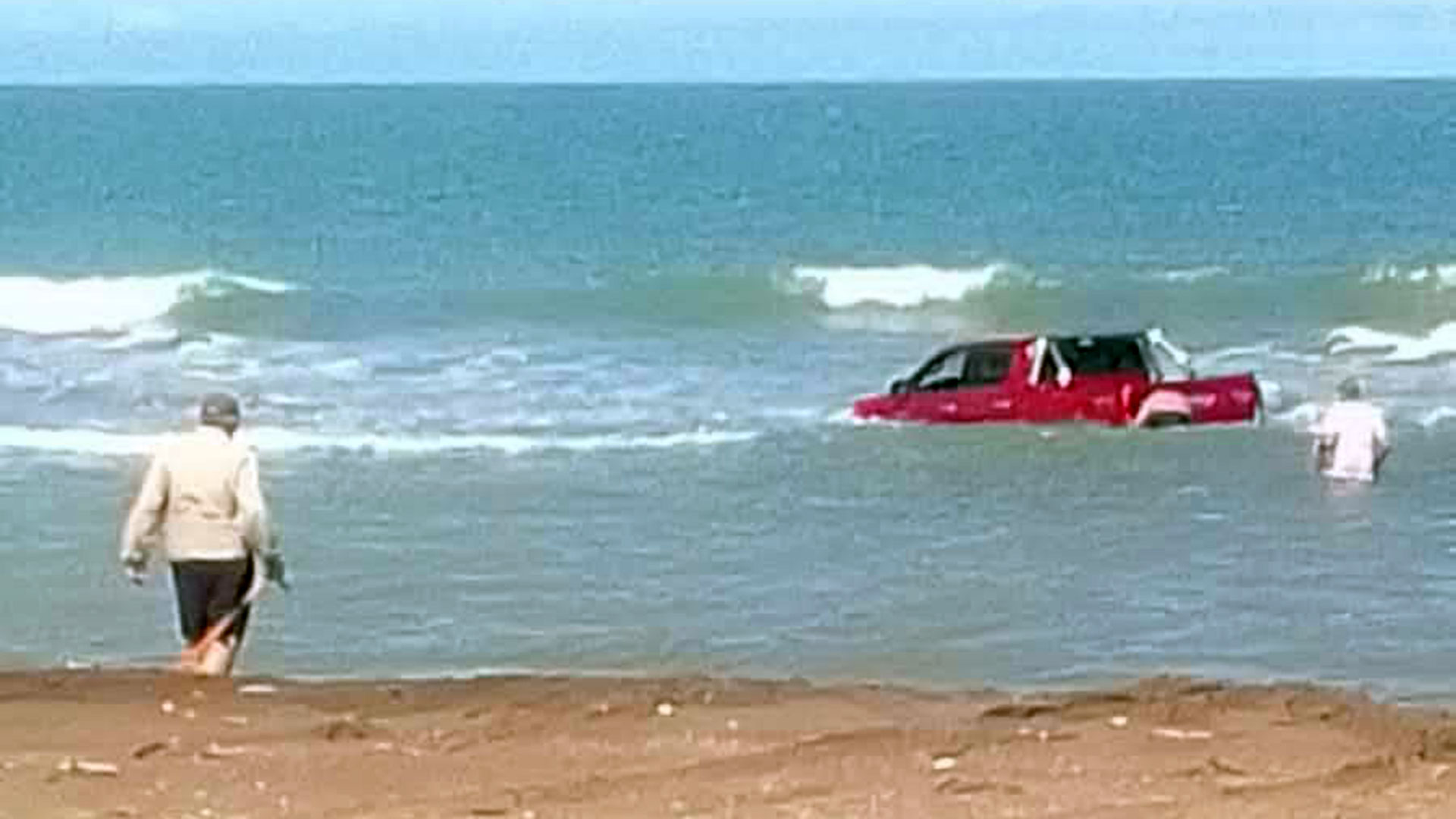 Una camioneta 4x4 fue arrastrada mar adentro en Monte Hermoso