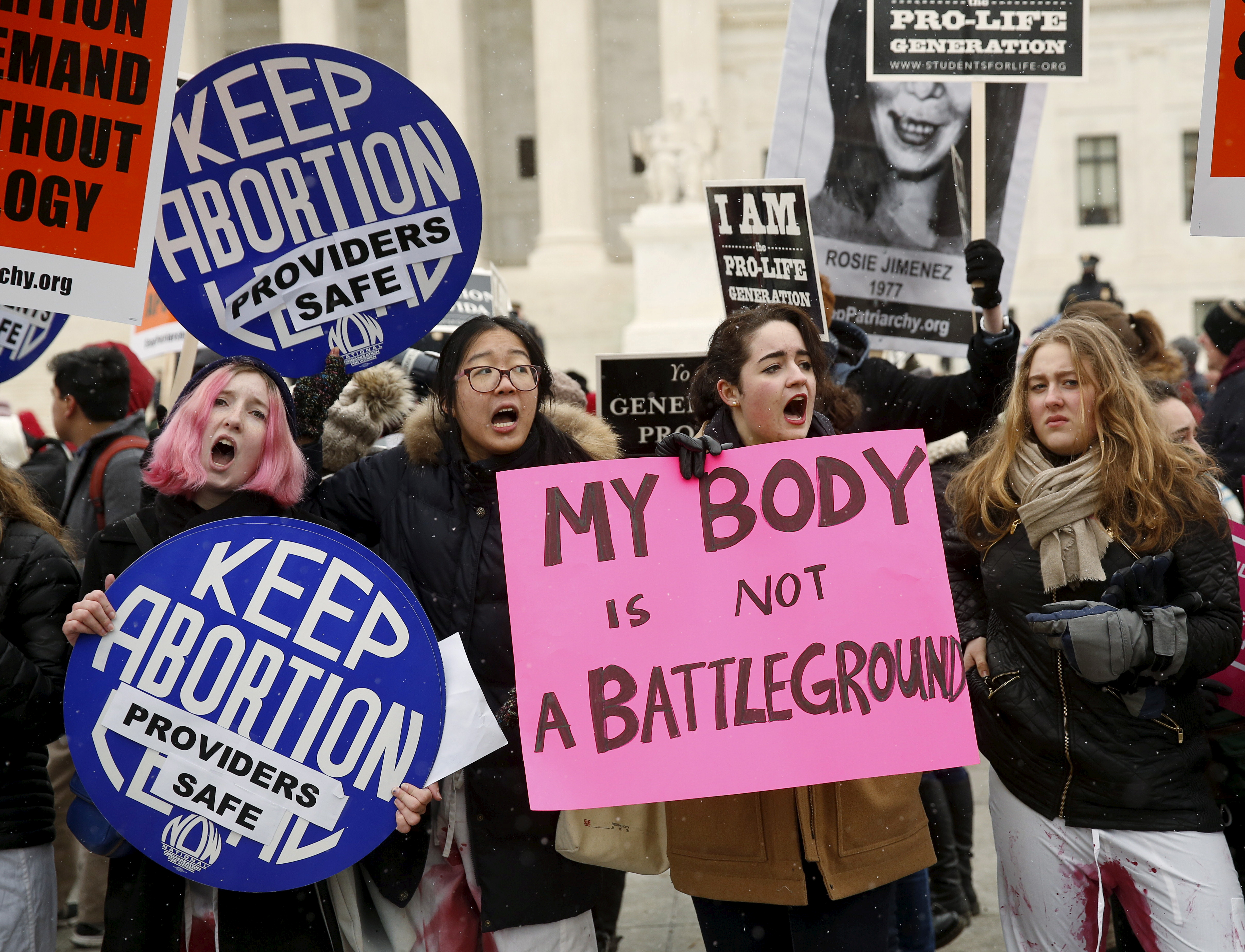 Las manifestaciones a favor y en contra del acceso al aborto no han cesado en los Estados Unidos (REUTERS/Gary Cameron)