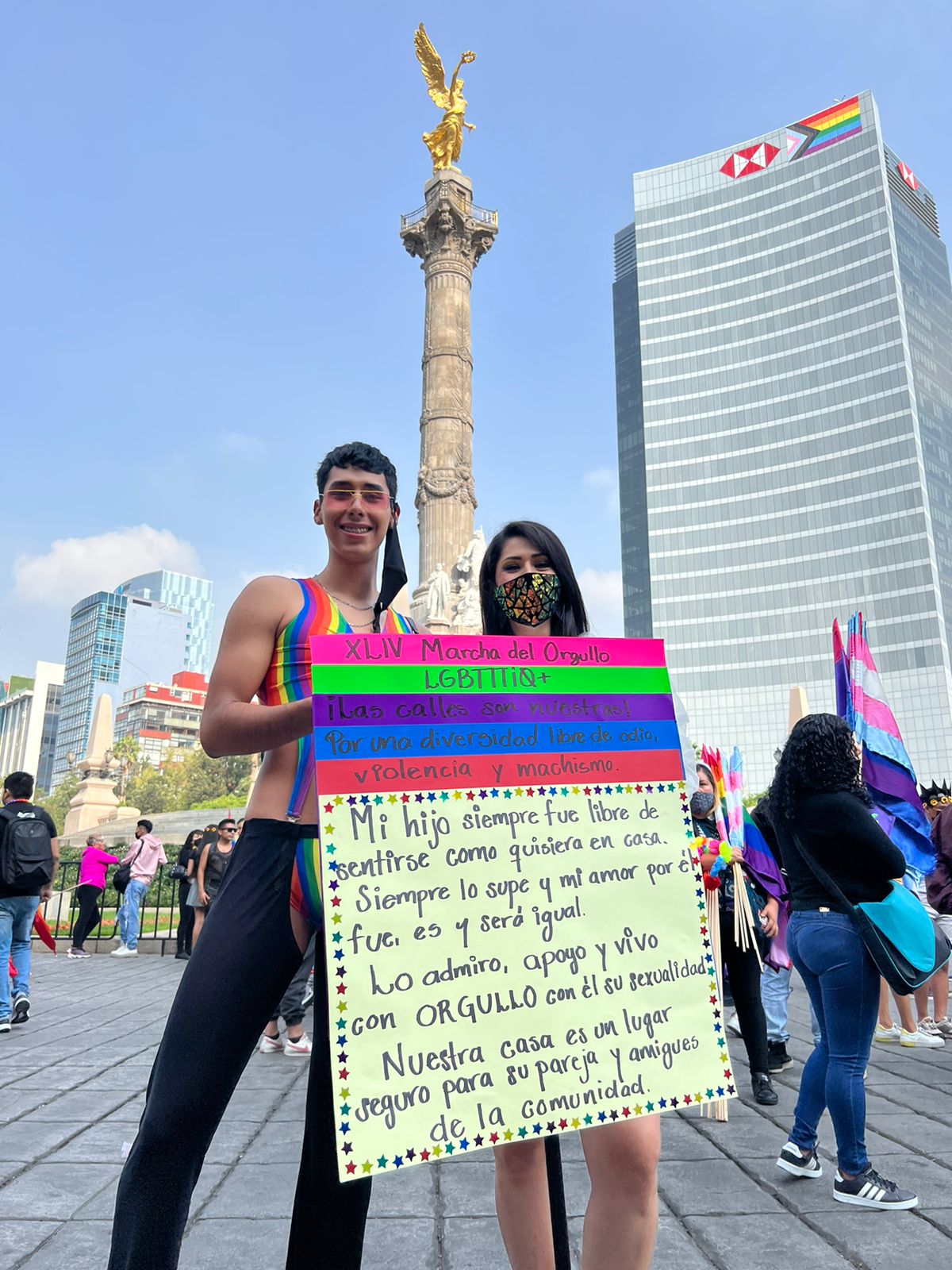 Una madre y un hijo marchando juntos este sábado, y sostienen una pancarta sobre el apoyo que le brinda (Crédito: Pavel Gaona)