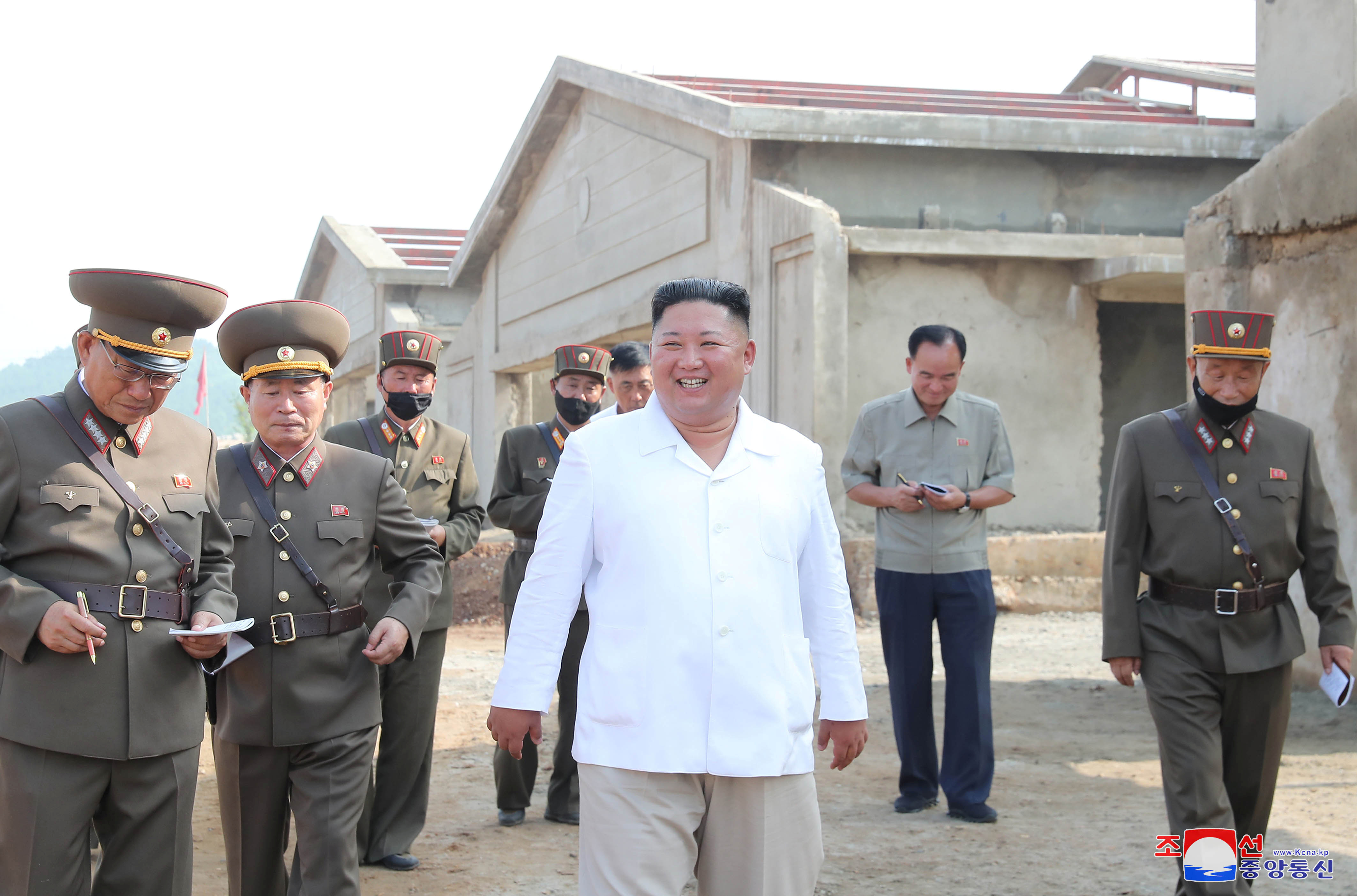 El líder supremo Kim Jong-un en una granja de pollos de Kwangchon en construcción en esta foto publicada el 19 de julio de 2020 por la Agencia Central de Noticias de Corea del Norte (KCNA) en Pyongyang (Reuters)